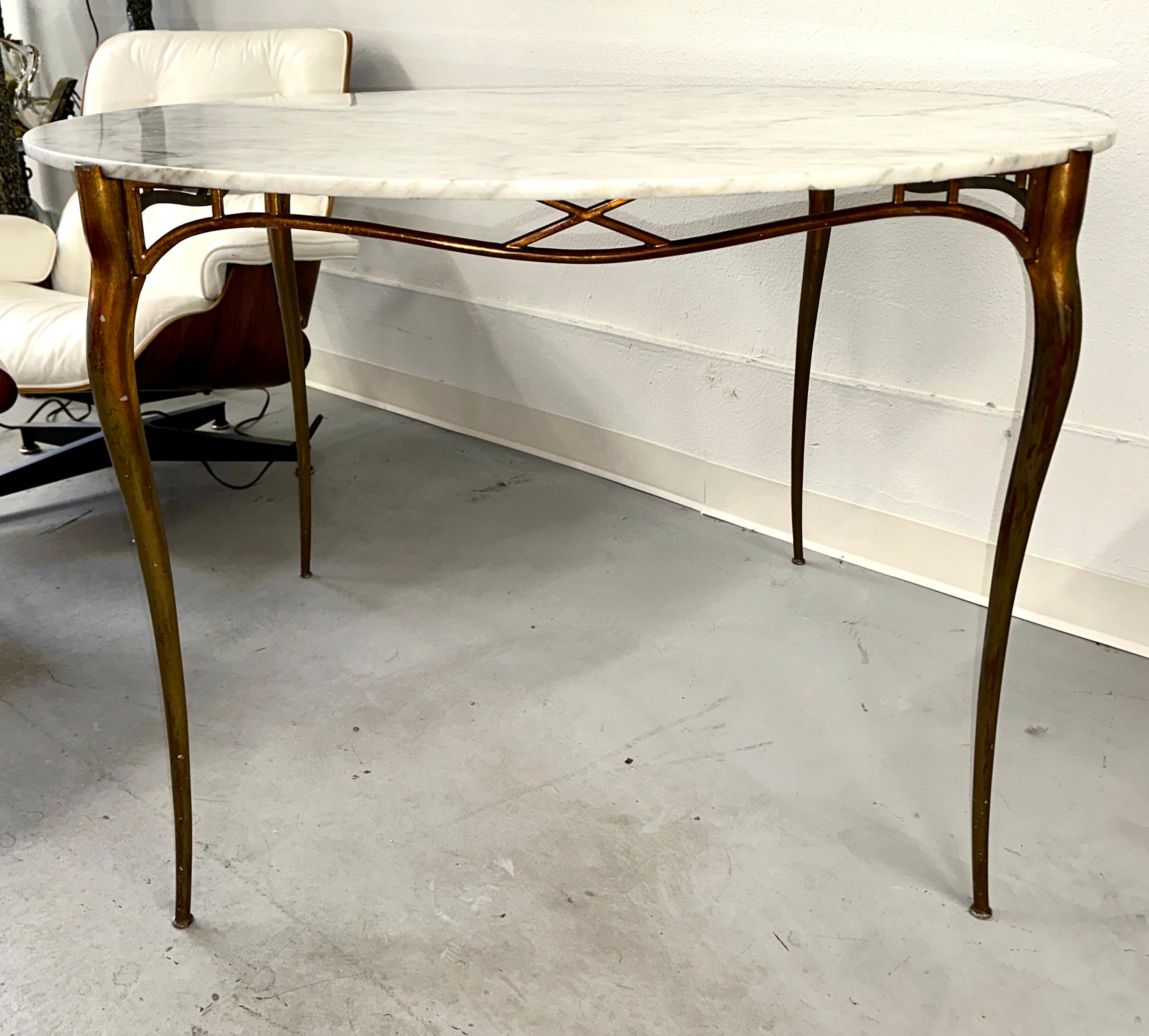 Table de salle à manger italienne en aluminium doré et marbre en vente 11