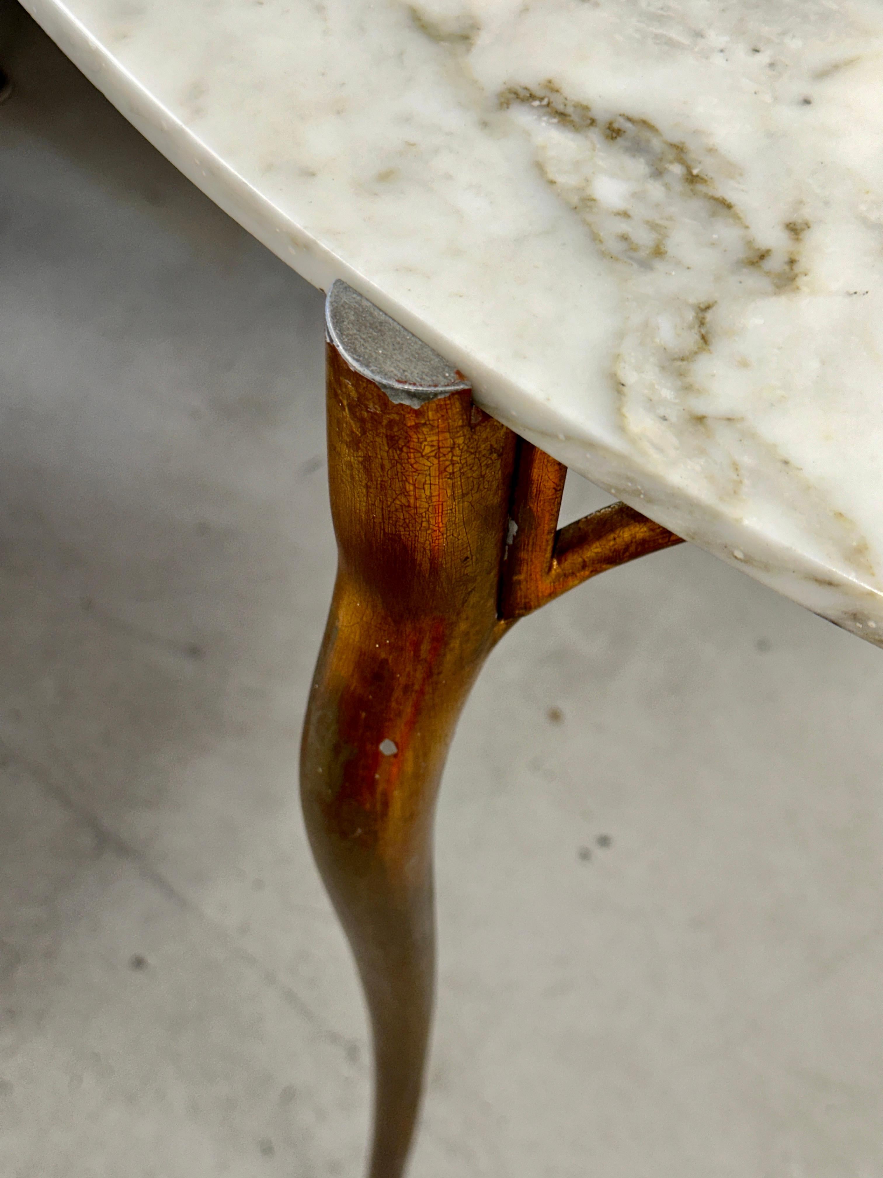 Table de salle à manger italienne en aluminium doré et marbre en vente 12