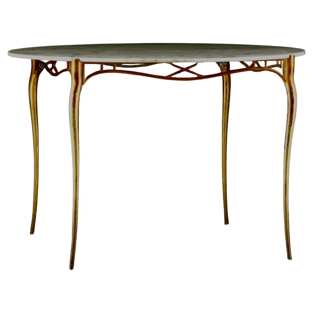 Table de salle à manger italienne en aluminium doré et marbre en vente
