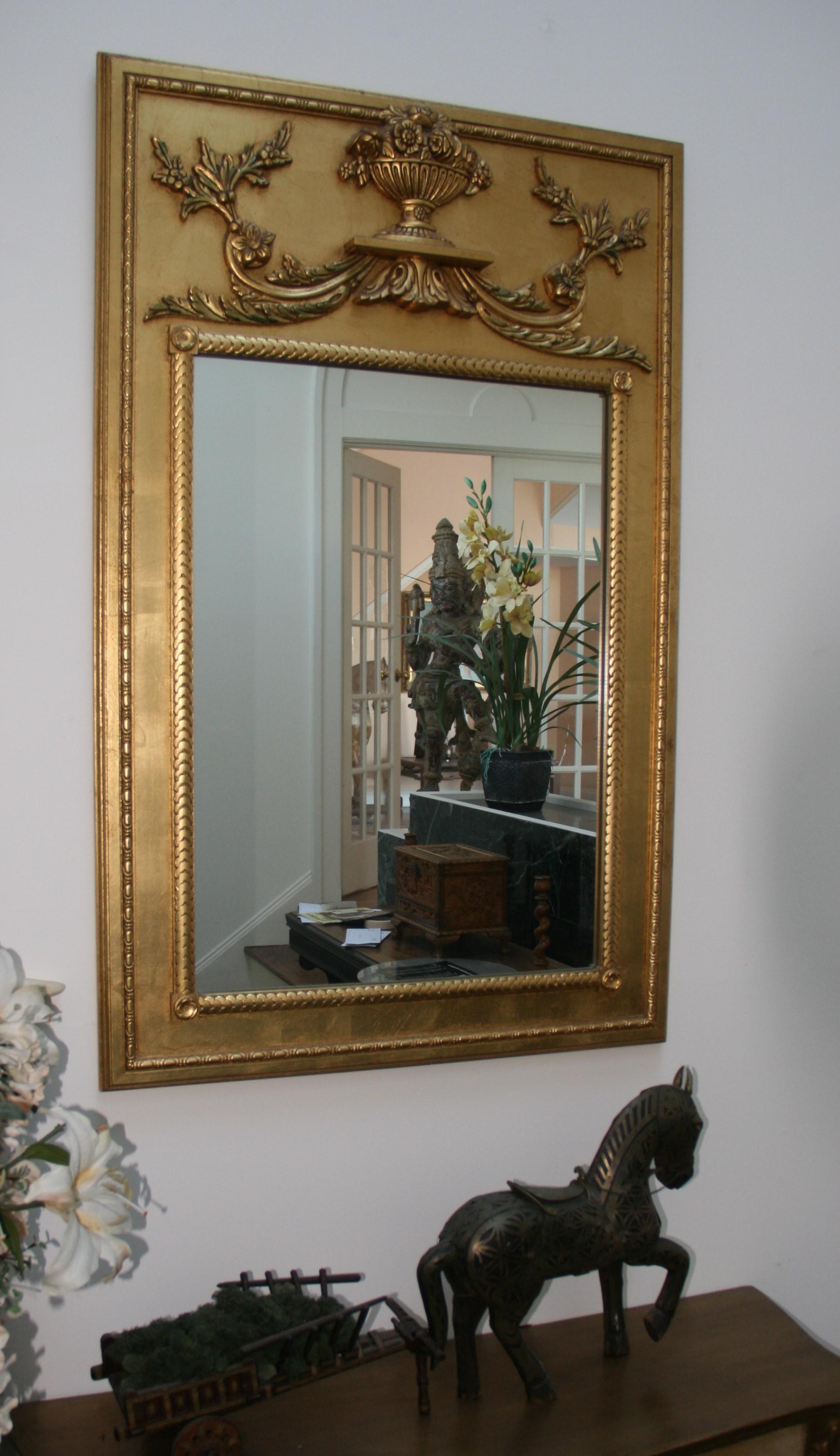 Italian Gilt and Carved Trumeau Wood Mirror In Good Condition For Sale In Douglas Manor, NY