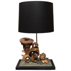 Fragmento Italiano de Pergamino de Madera Dorada y Pintada Adaptado como Lámpara, Siglo XVIII
