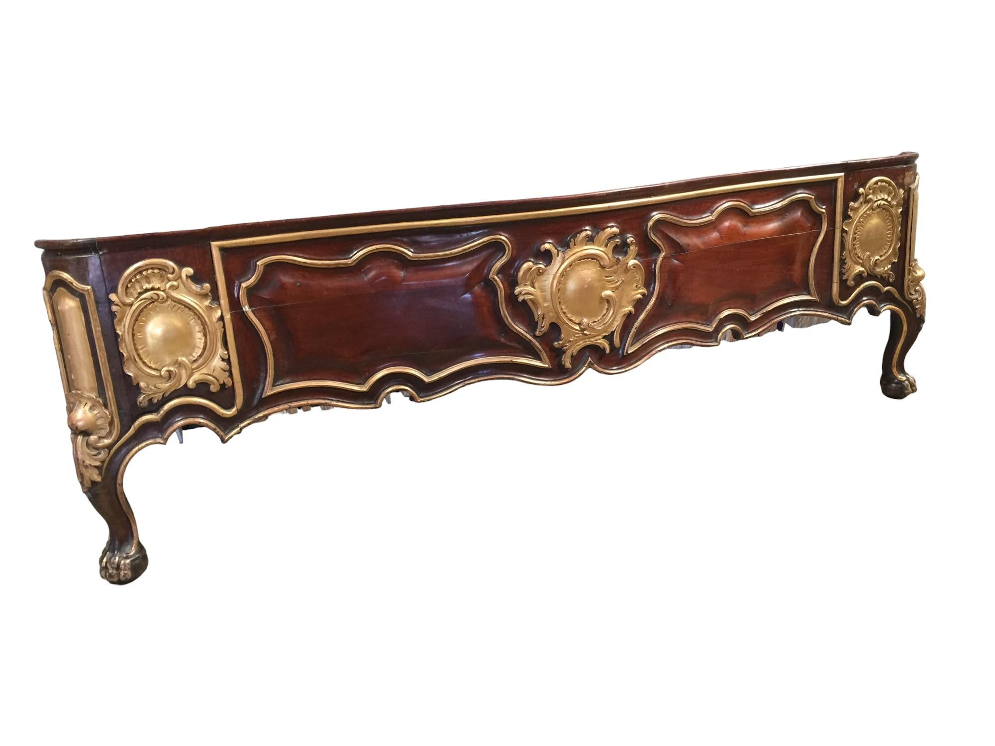 Italian Gilt Bed in Period Red Walnut In Good Condition For Sale In Cranbrook, Kent