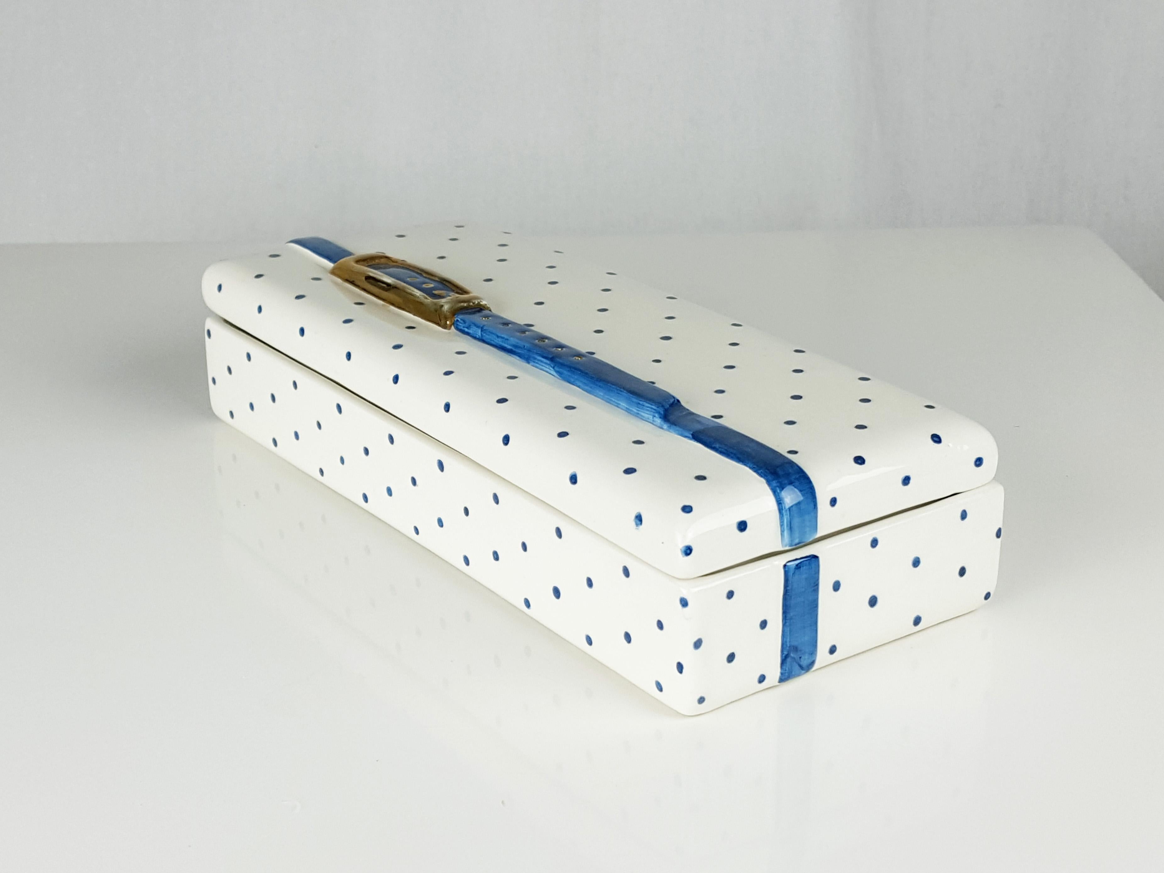 Italian Gilt and Blue Ceramic 1970s-1980s Box with Pois and Strap In Good Condition For Sale In Varese, Lombardia