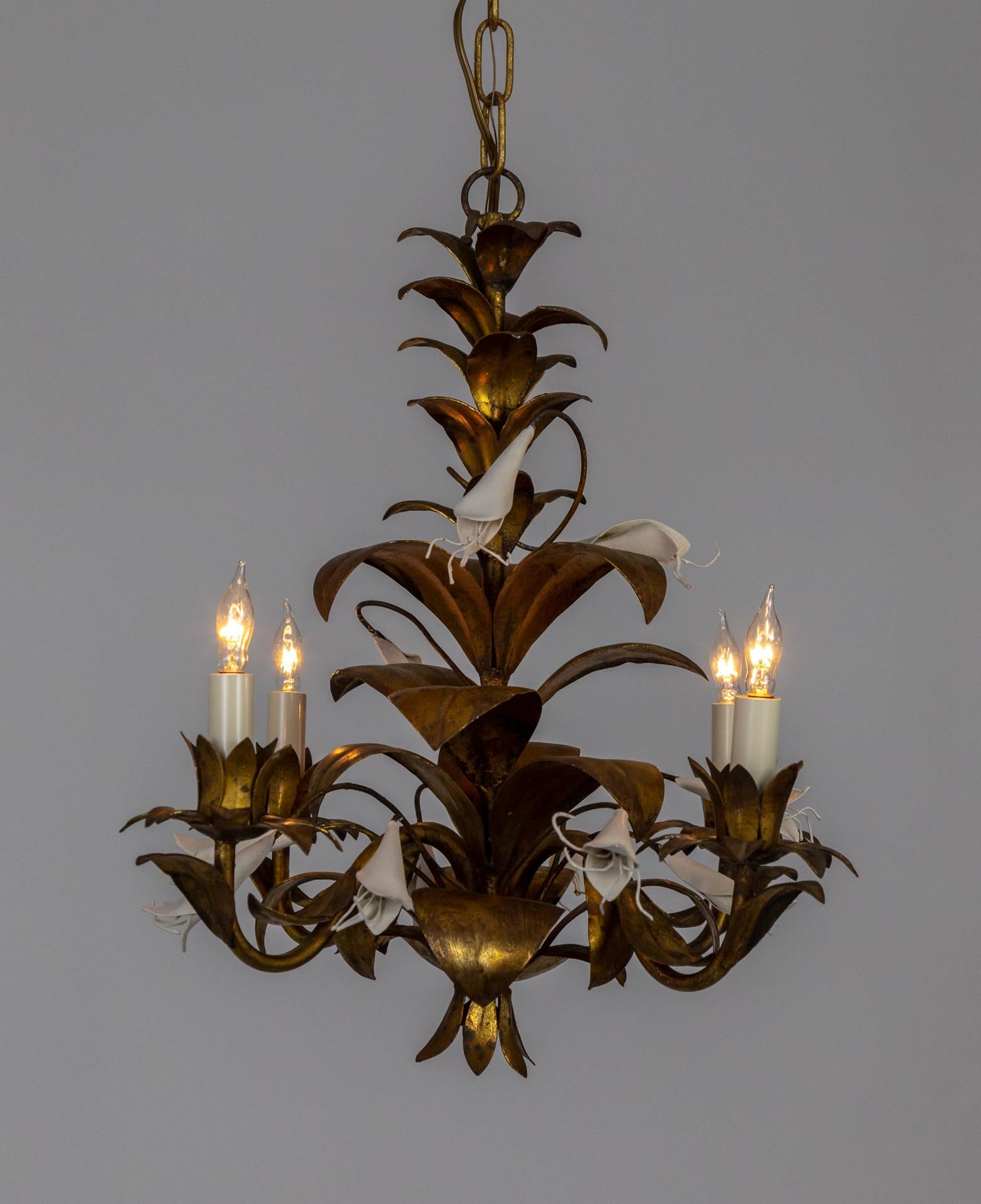 Un lustre italien des années 1950, avec une structure en métal doré de grandes feuilles et de fleurs peintes en blanc, avec quatre lumières de style bougie. Suspendu par une longue chaîne ; 4 douilles de candélabre, nouvellement câblées. Mesures :