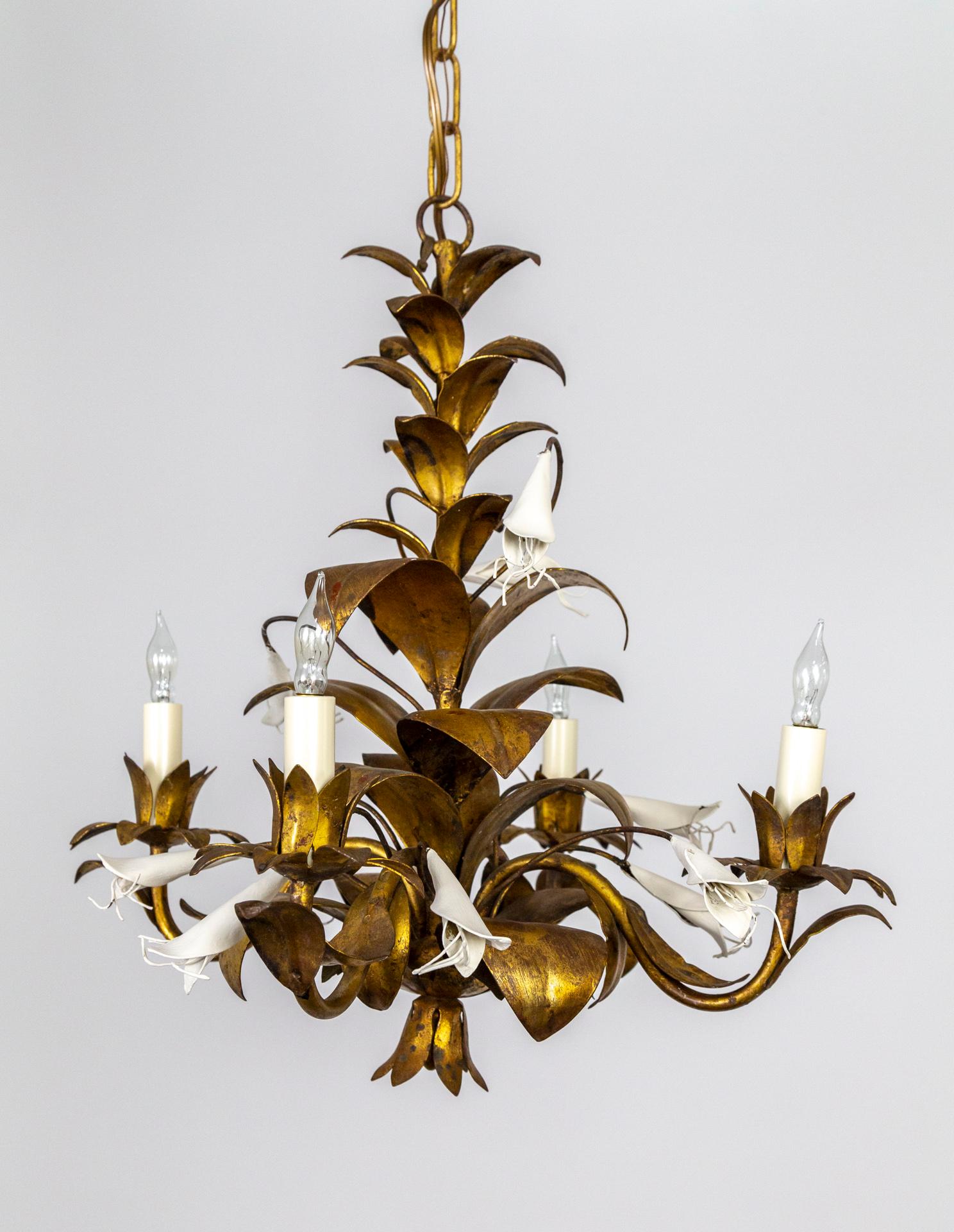 Doré Lustre à 4 éclairages italien à motifs botaniques dorés en vente