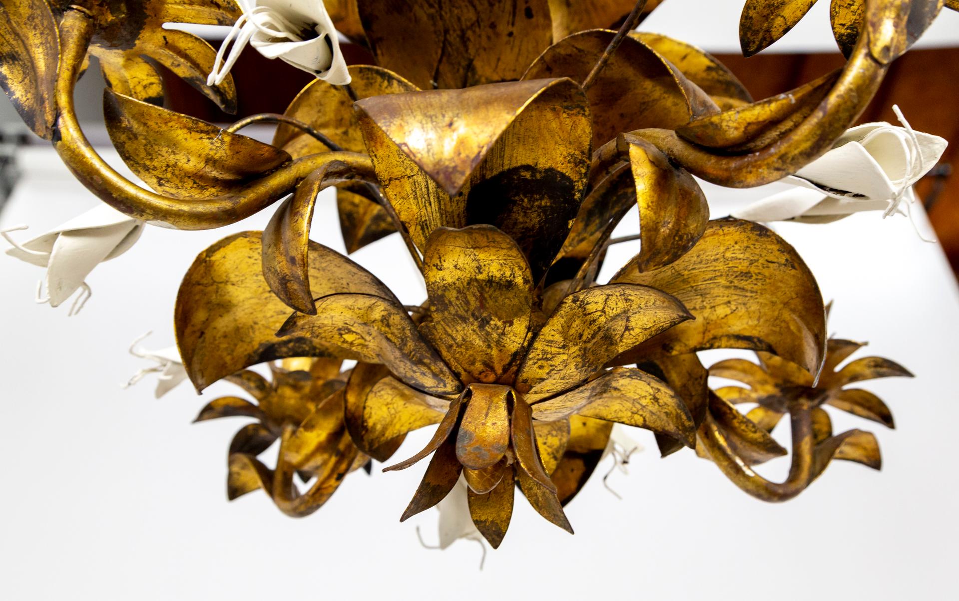 Milieu du XXe siècle Lustre à 4 éclairages italien à motifs botaniques dorés en vente