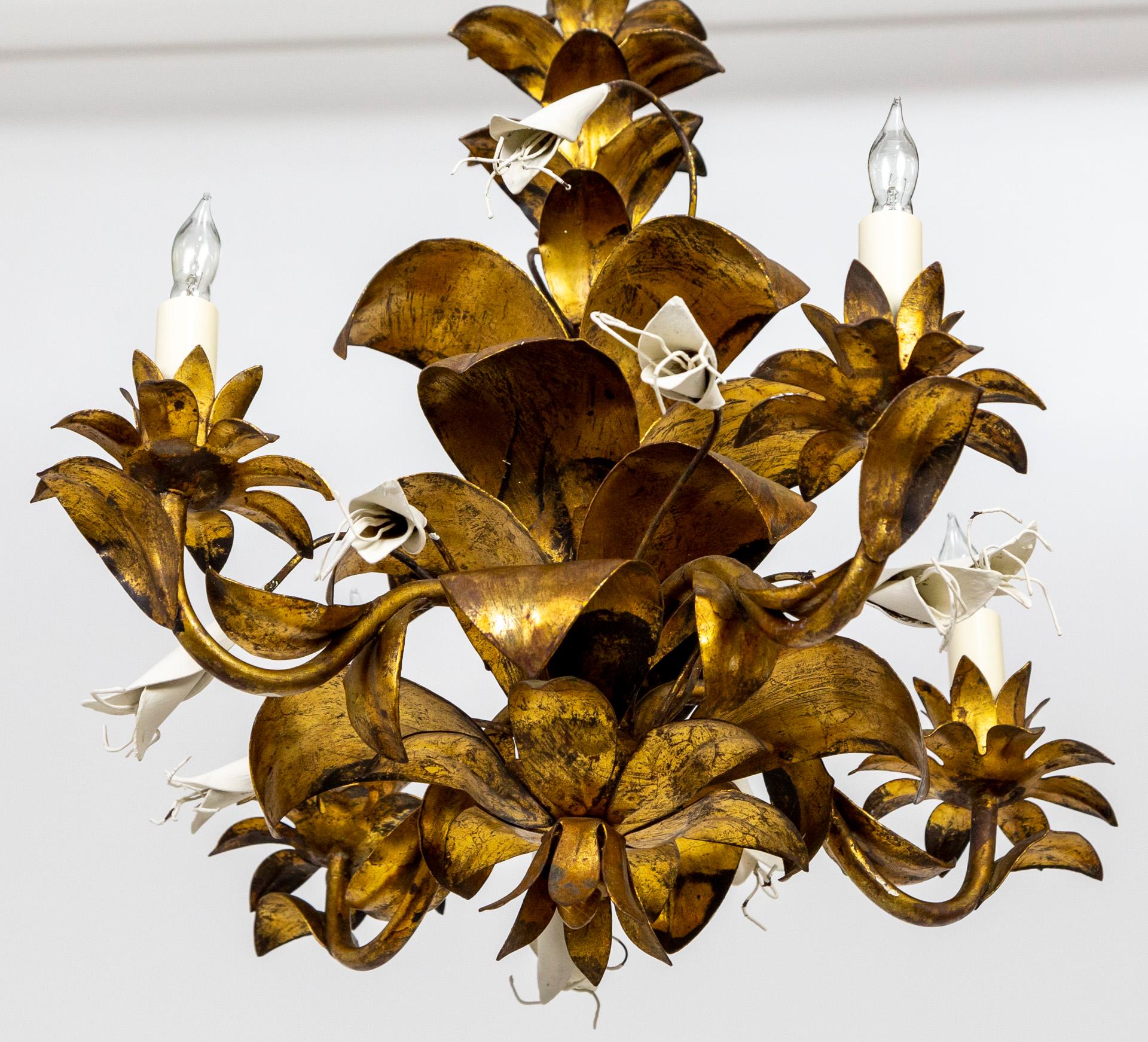 Lustre à 4 éclairages italien à motifs botaniques dorés en vente 3