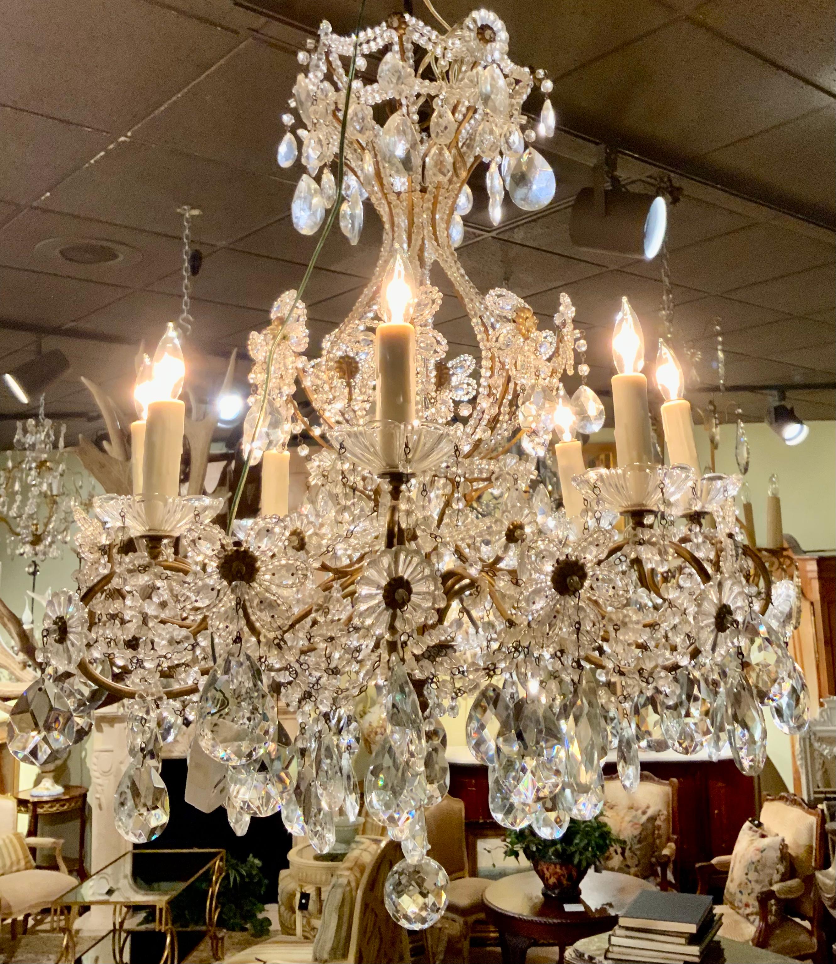 Italian gilt brass and crystal chandelier with eight lights In Excellent Condition For Sale In Houston, TX