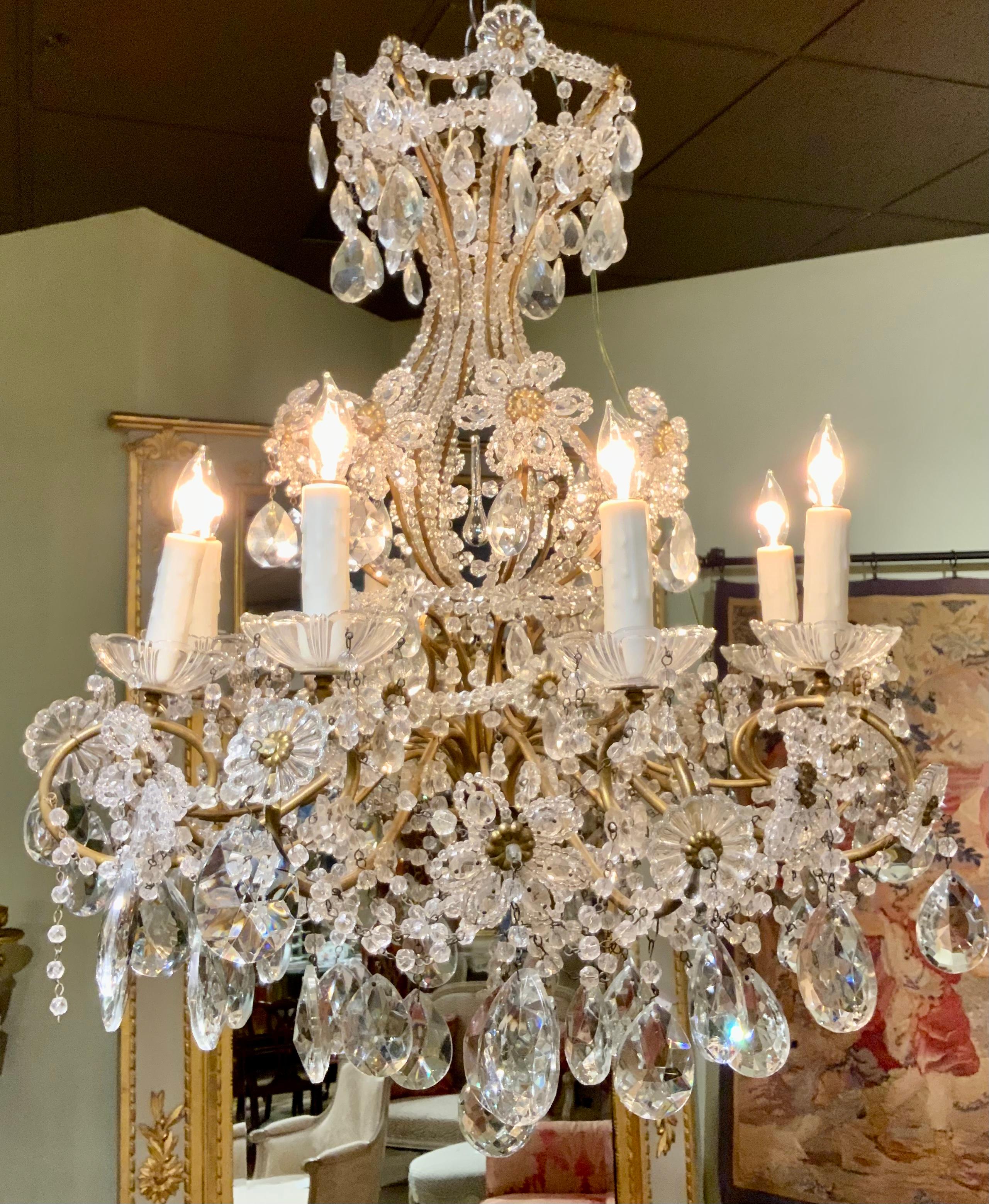 Italian gilt brass and crystal chandelier with eight lights For Sale 4