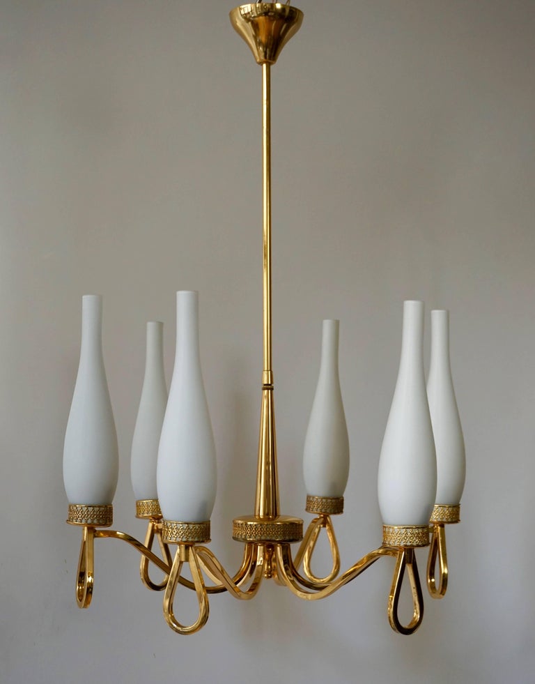 Hollywood Regency style gilt brass and opaline glass chandelier.
Diameter 50 cm.
Height 70 cm.