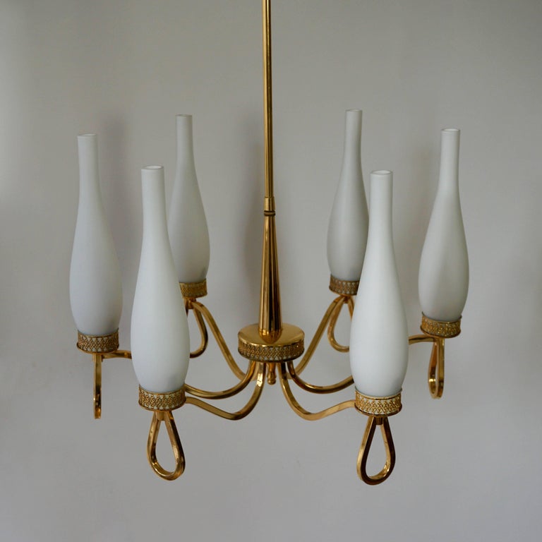 Italian Gilt Brass and Opaline Glass Chandelier In Good Condition For Sale In Antwerp, BE