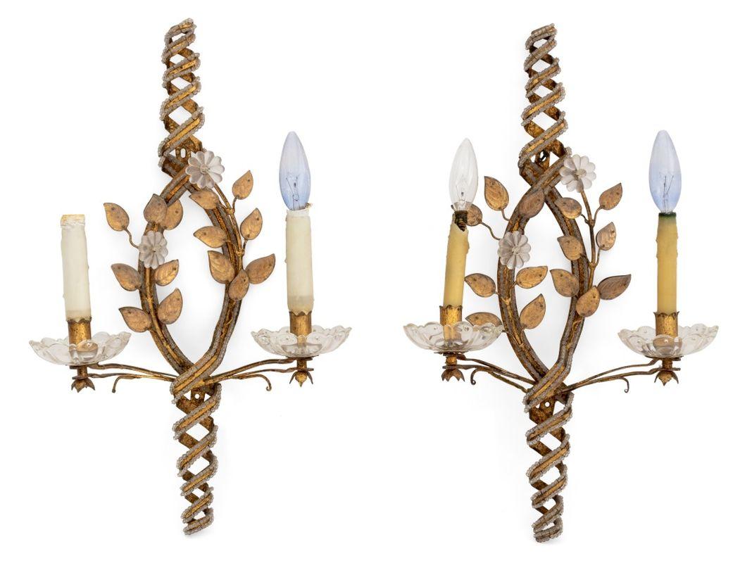 Paire d'appliques italiennes à deux lumières en laiton doré et verre taillé, support en forme de torsade et décoration en forme de fleur. 20.75