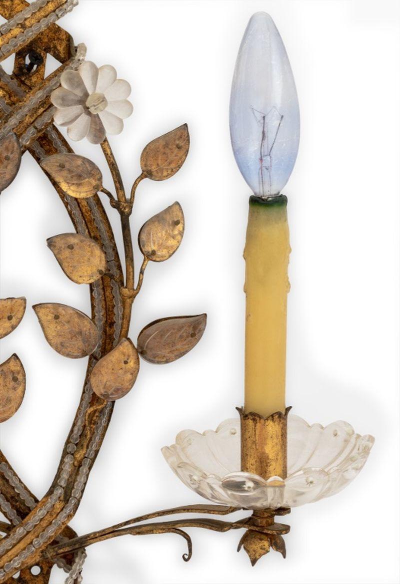 Laiton Appliques italiennes à deux lumières en laiton doré et verre, 2 en vente