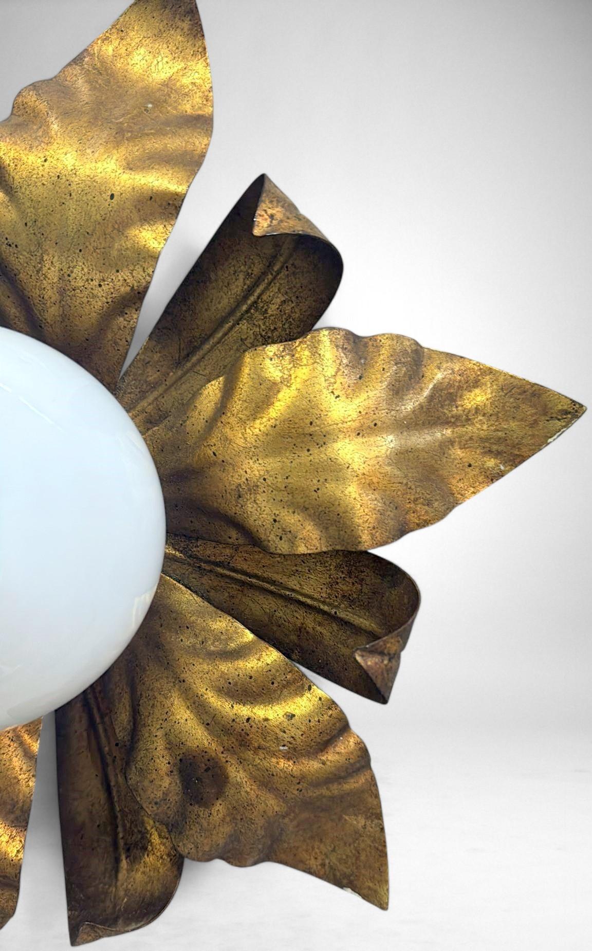Italiano  Lampada da soffitto o da parete con montaggio ad incasso in ottone dorato e vetro opalino in vendita 3