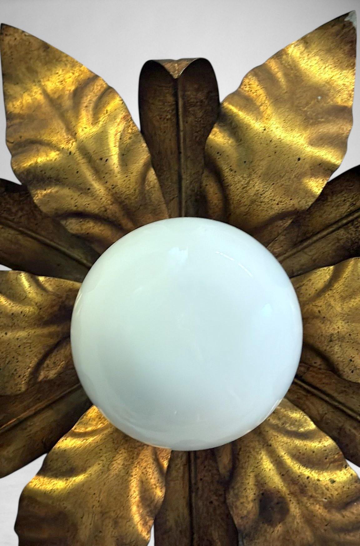 Italiano  Lampada da soffitto o da parete con montaggio ad incasso in ottone dorato e vetro opalino in vendita 5