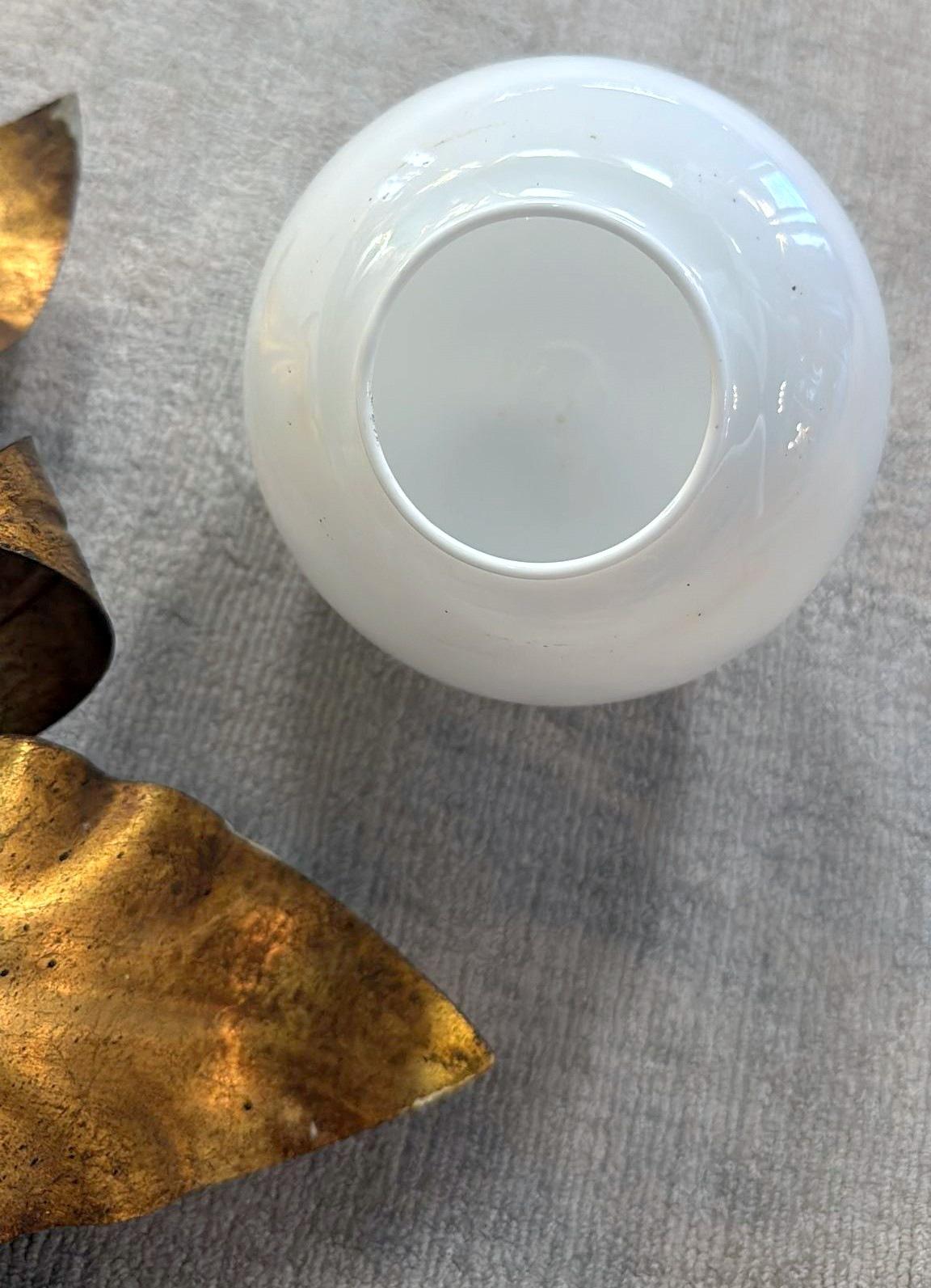 Italiano  Lampada da soffitto o da parete con montaggio ad incasso in ottone dorato e vetro opalino in vendita 9