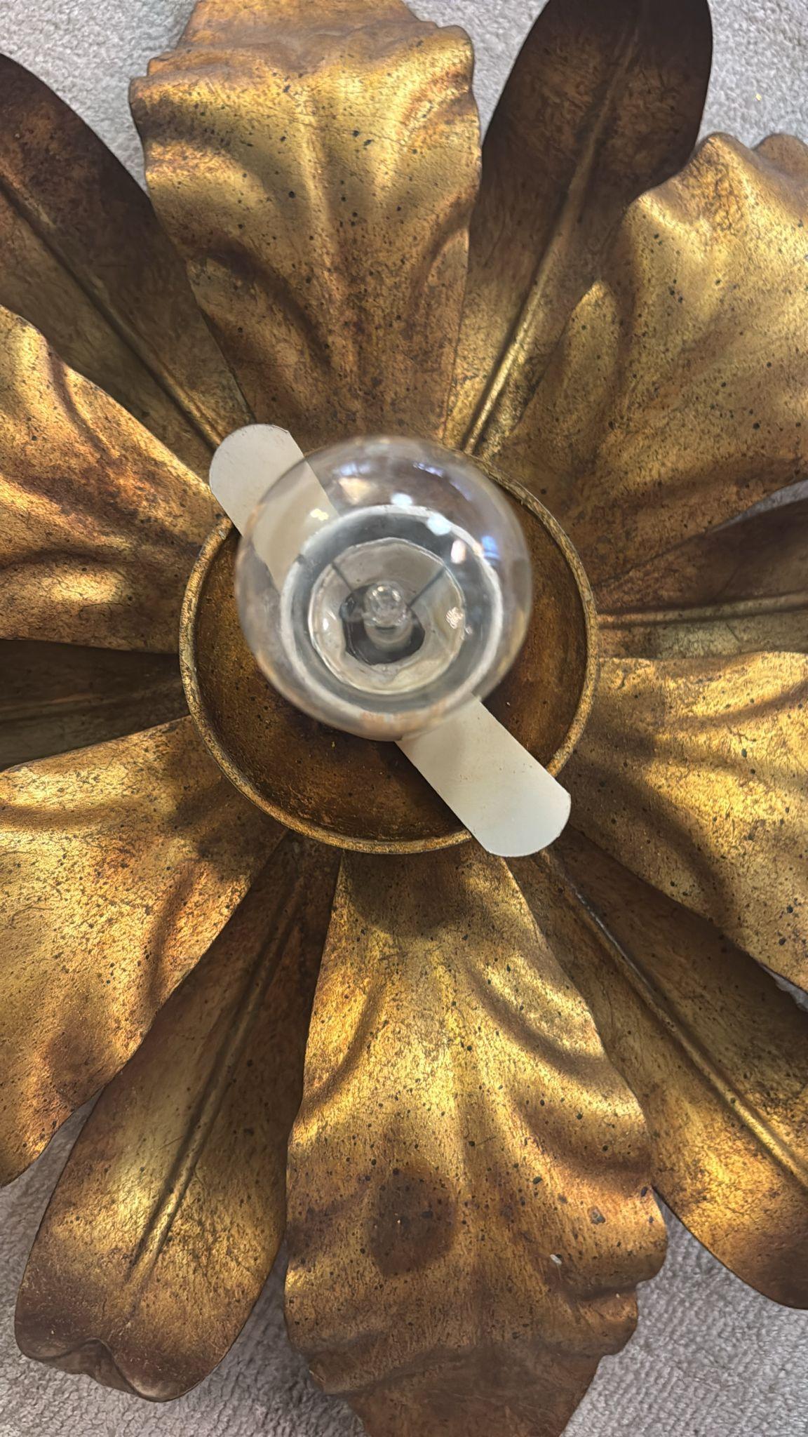 Italiano  Lampada da soffitto o da parete con montaggio ad incasso in ottone dorato e vetro opalino in vendita 10