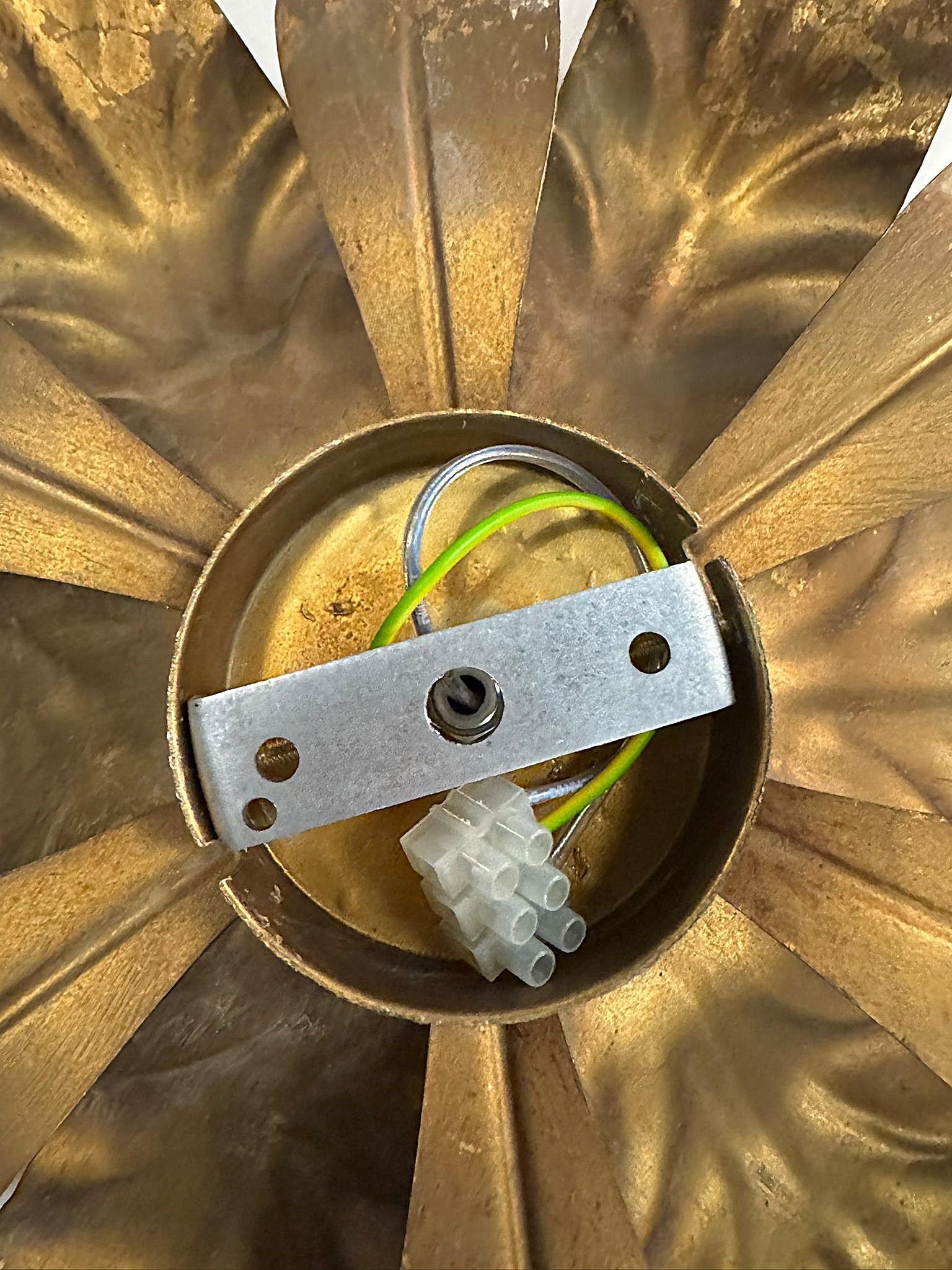 Italiano  Lampada da soffitto o da parete con montaggio ad incasso in ottone dorato e vetro opalino in vendita 11