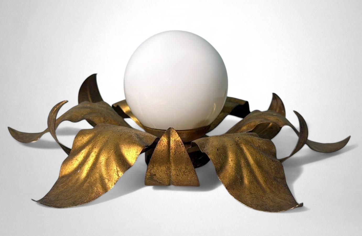 Fatto a mano Italiano  Lampada da soffitto o da parete con montaggio ad incasso in ottone dorato e vetro opalino in vendita