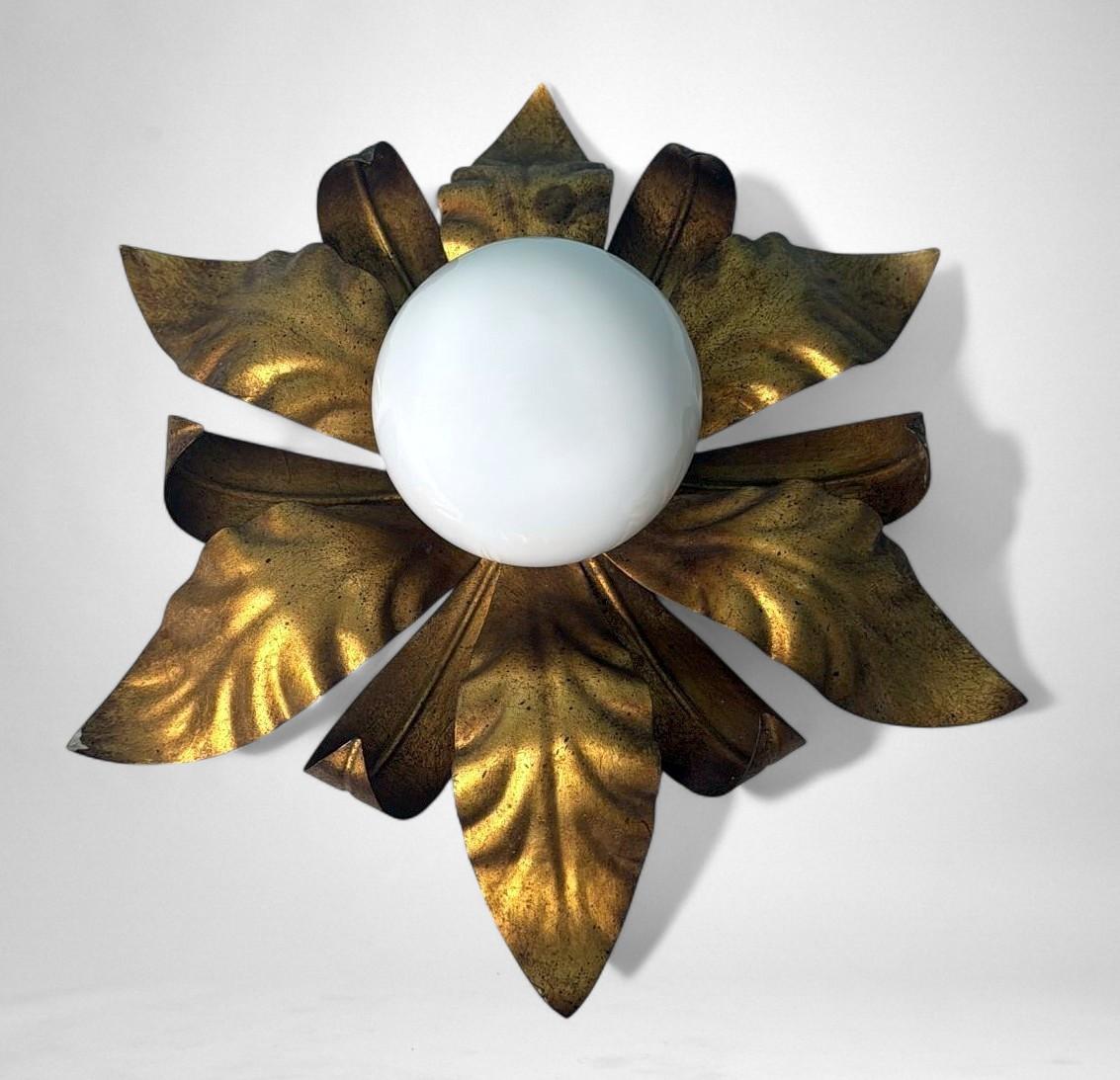 Italiano  Lampada da soffitto o da parete con montaggio ad incasso in ottone dorato e vetro opalino In condizioni buone in vendita a Prato, Tuscany