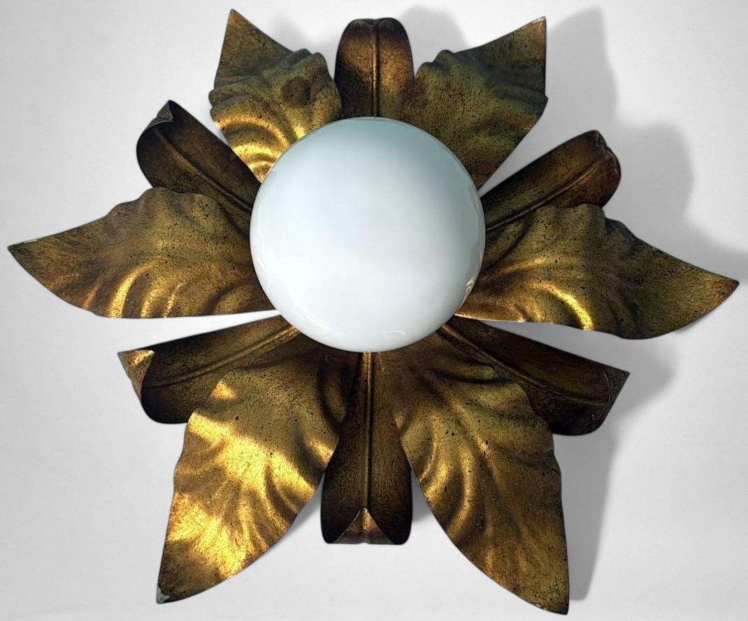 XX secolo Italiano  Lampada da soffitto o da parete con montaggio ad incasso in ottone dorato e vetro opalino in vendita