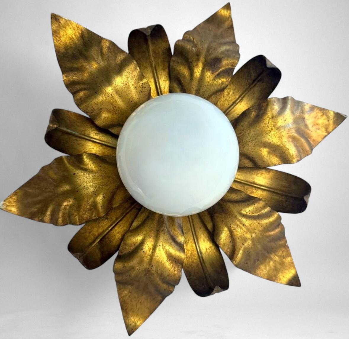 Ottone Italiano  Lampada da soffitto o da parete con montaggio ad incasso in ottone dorato e vetro opalino in vendita