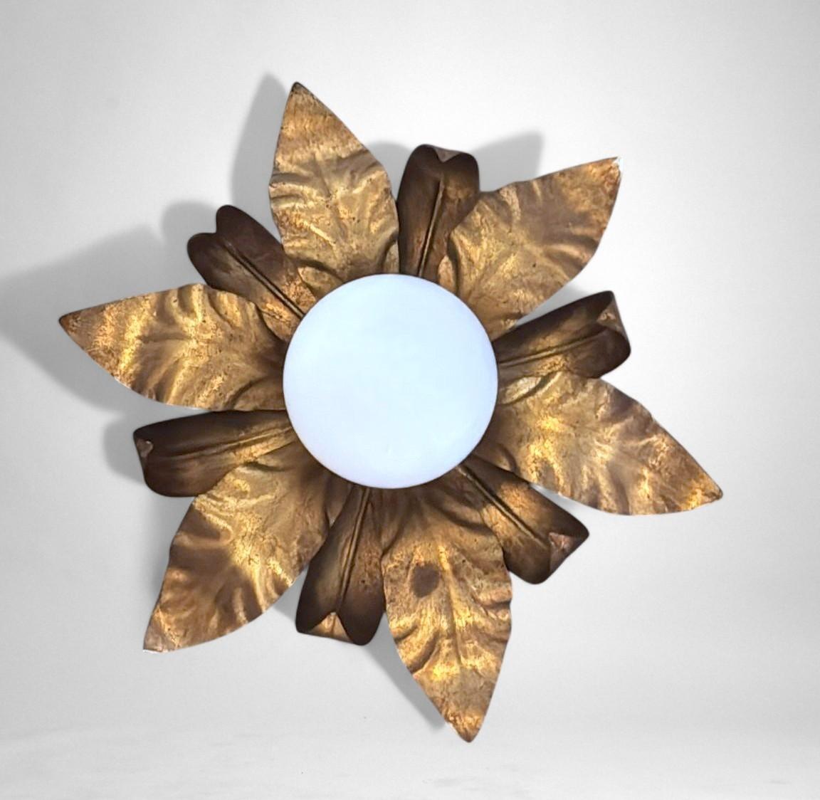 Italiano  Lampada da soffitto o da parete con montaggio ad incasso in ottone dorato e vetro opalino in vendita 1
