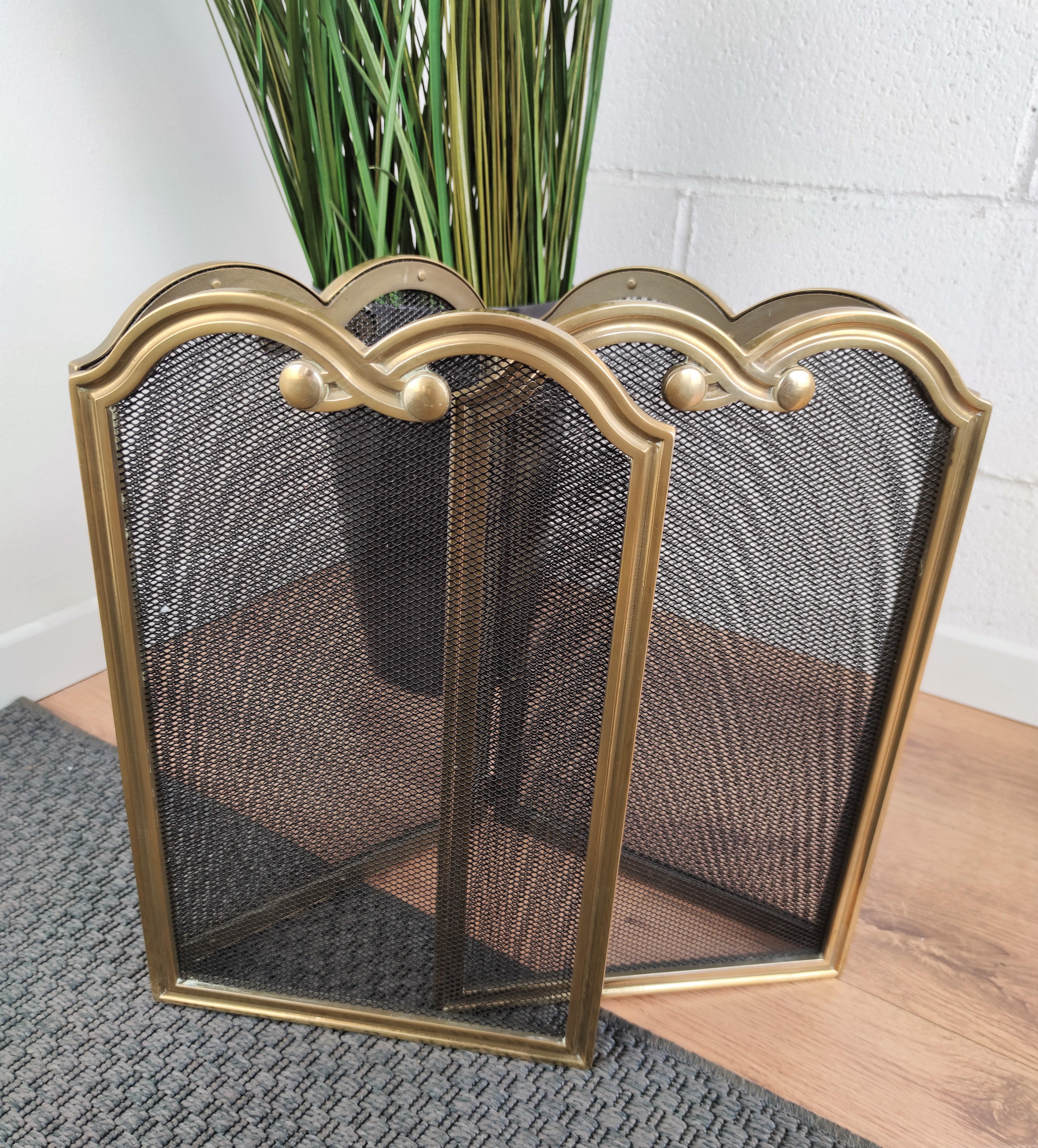 Italian gilt brass foldable fireplace screen or fire screen. Nice decorative piece, this 4 piece screen is easy to tow and use, the pieces can be easily folded to adapt and work with any opening. Overall very decorative piece in nice condition.
 