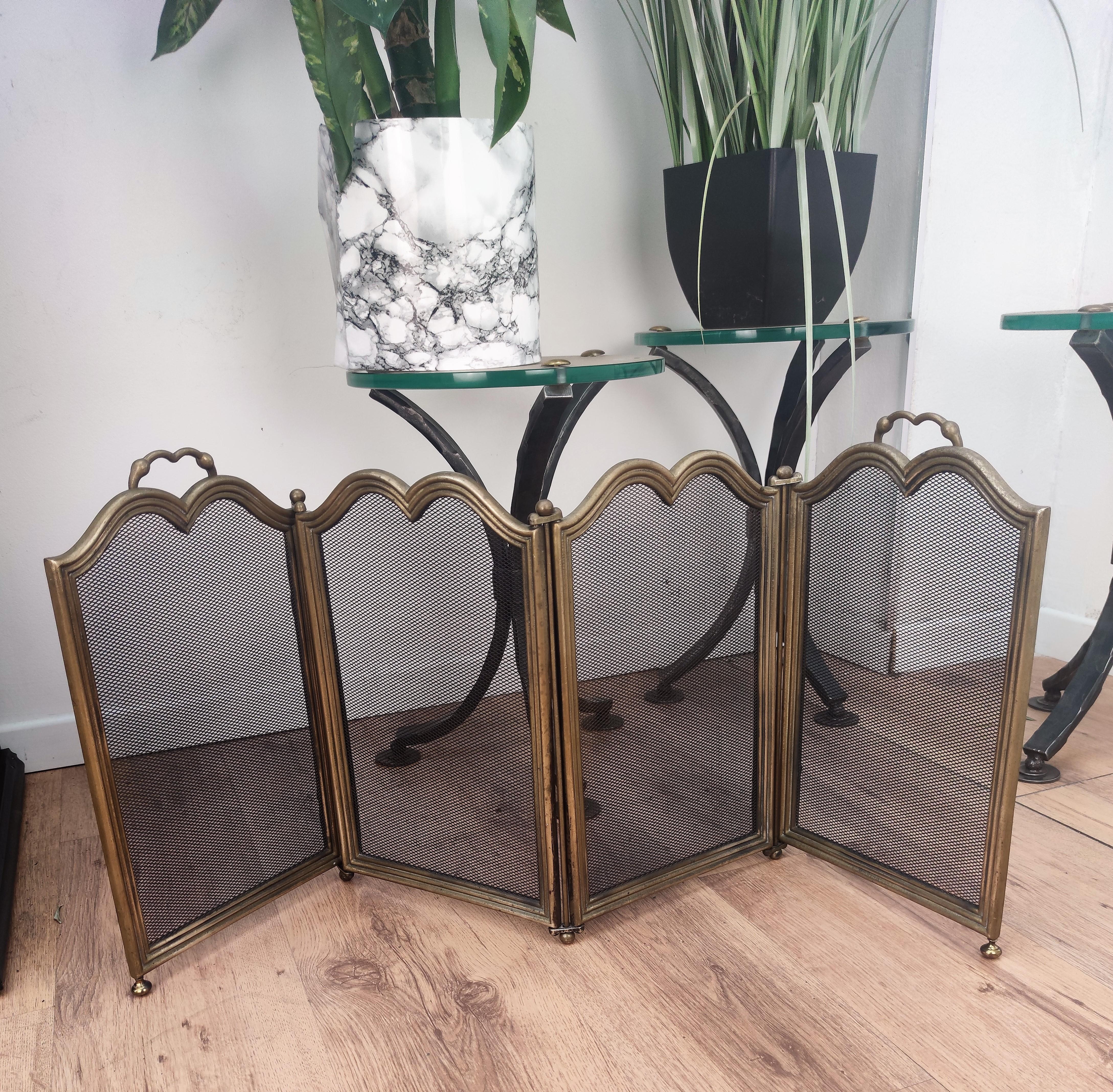Italian gilt brass foldable fireplace screen or fire screen. Nice decorative piece, this 4 piece screen is easy to tow and use, the pieces can be easily folded to adapt and work with any size opening. Overall very decorative piece in nice