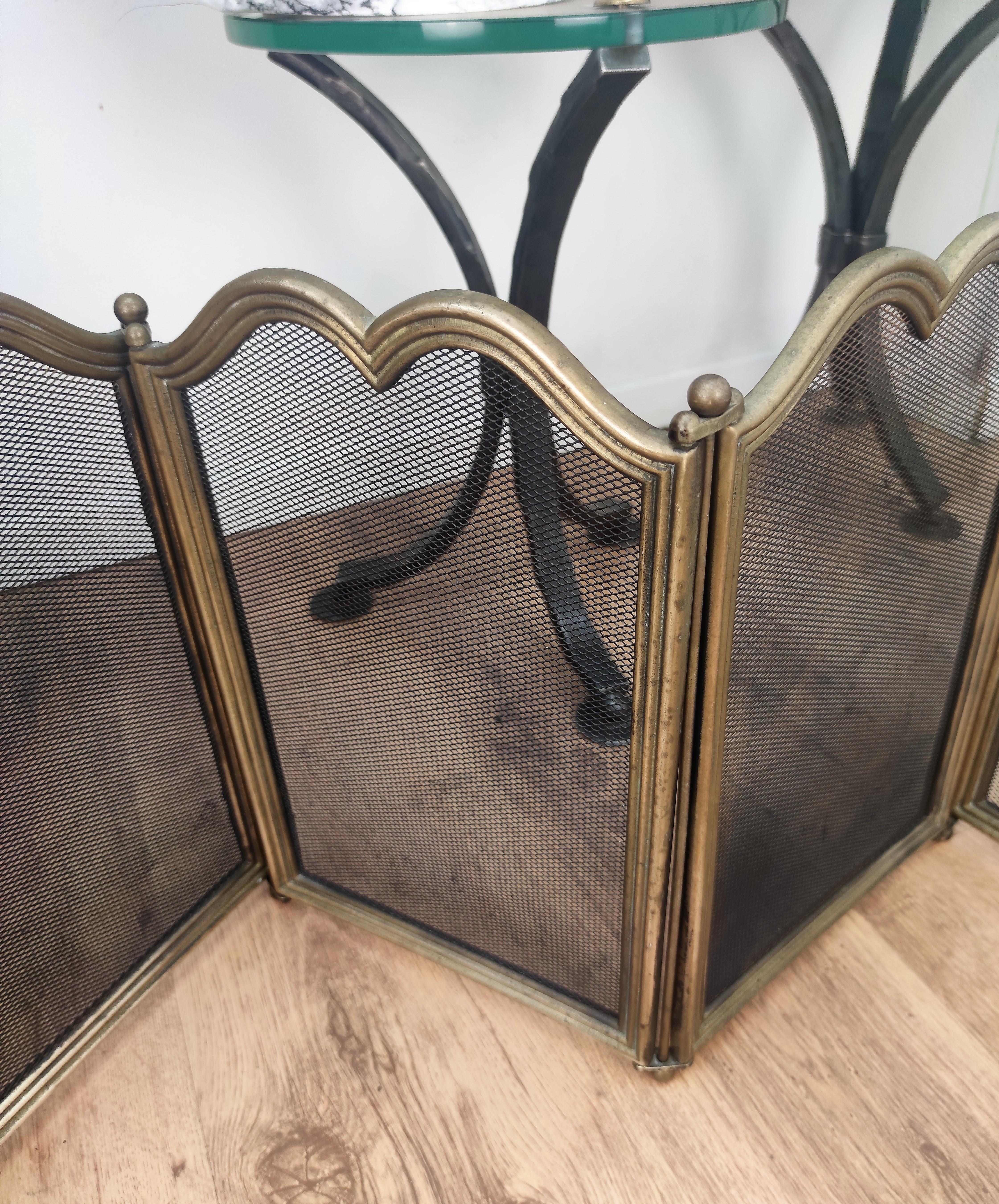Italian Gilt Brass Fireplace Screen or Fire Screen In Good Condition For Sale In Carimate, Como