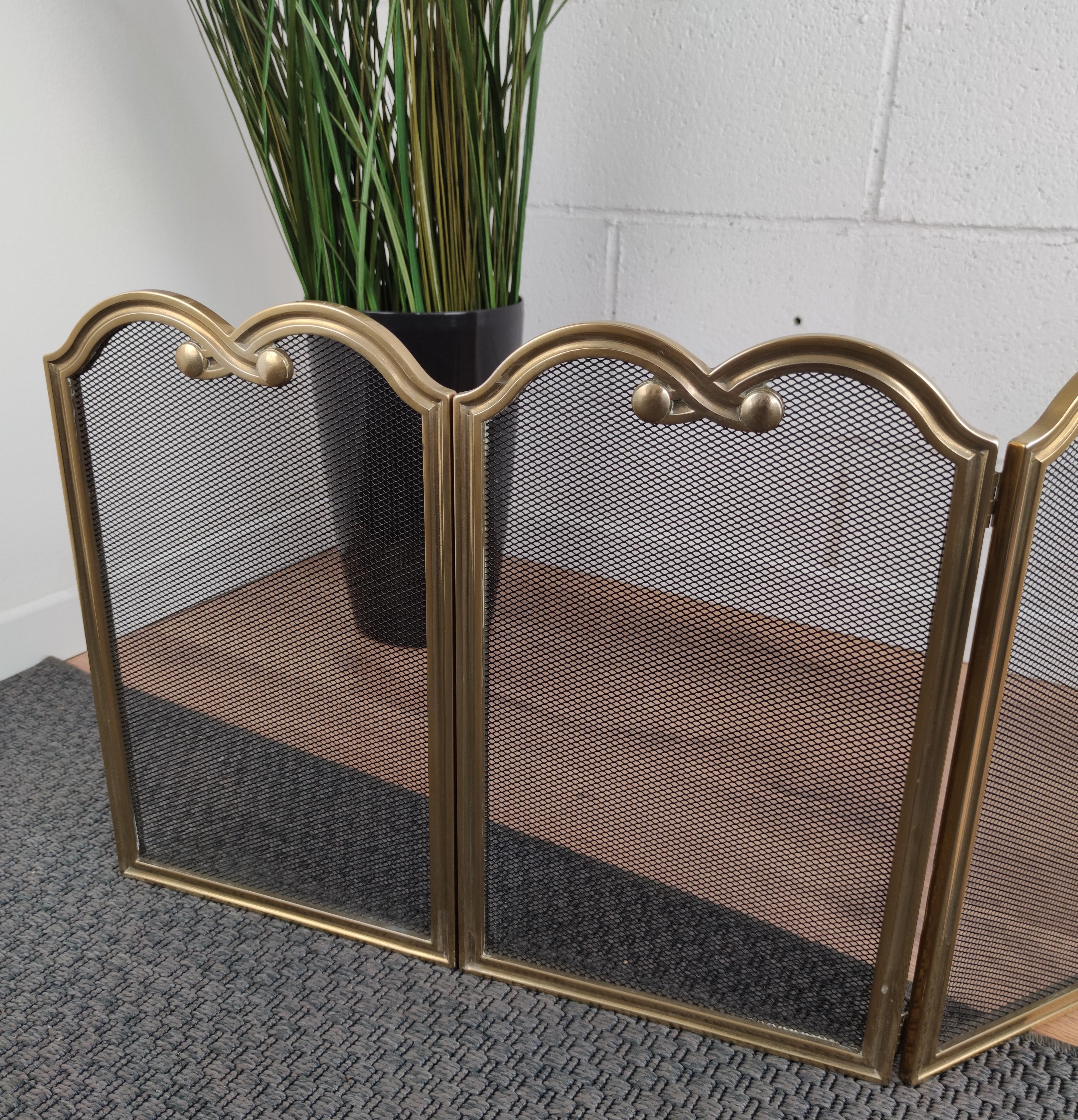 Italian Gilt Brass Fireplace Screen or Fire Screen In Good Condition For Sale In Carimate, Como