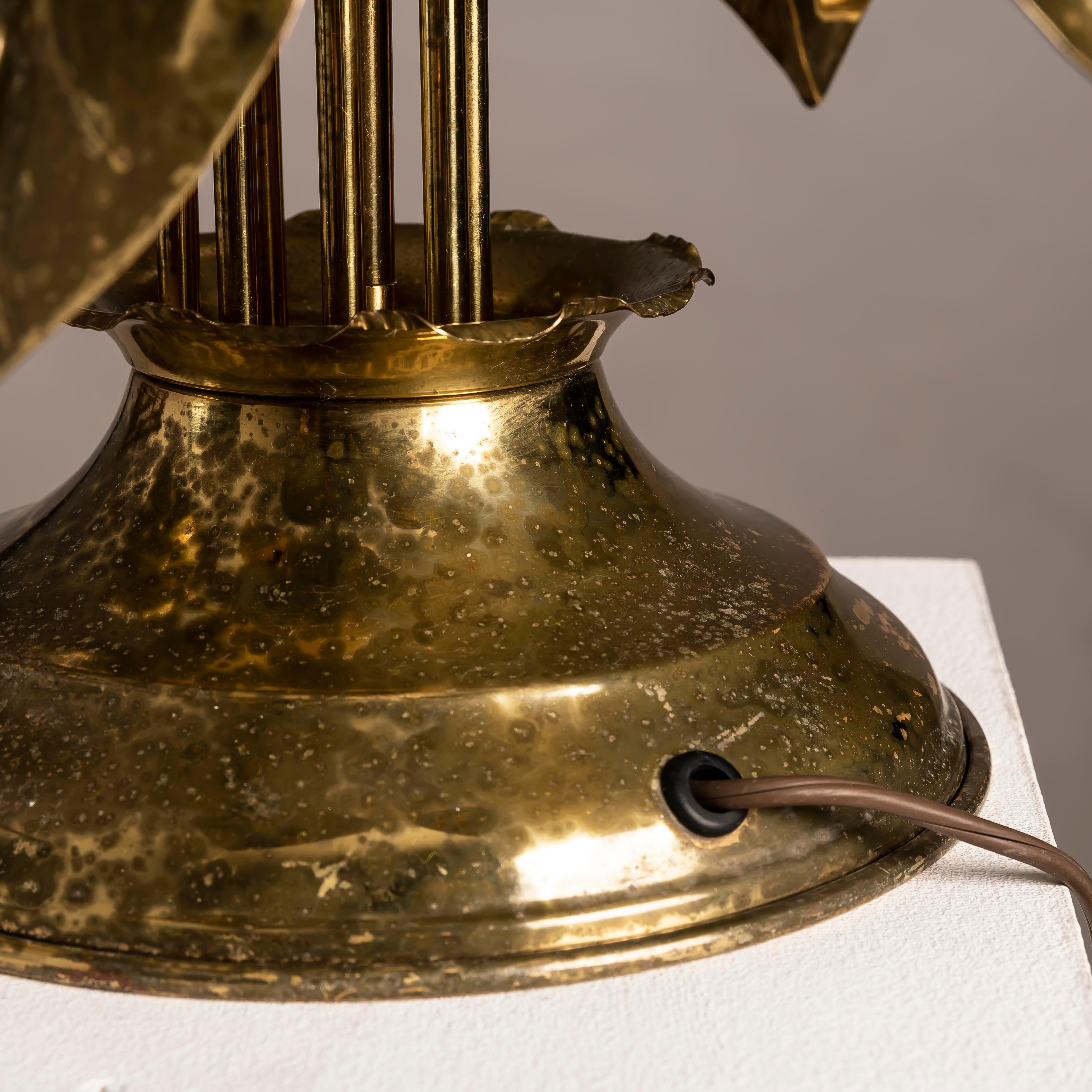 Italian Gilt Brass Table Lamp with Botanical Motif, 1970s in vendita 3