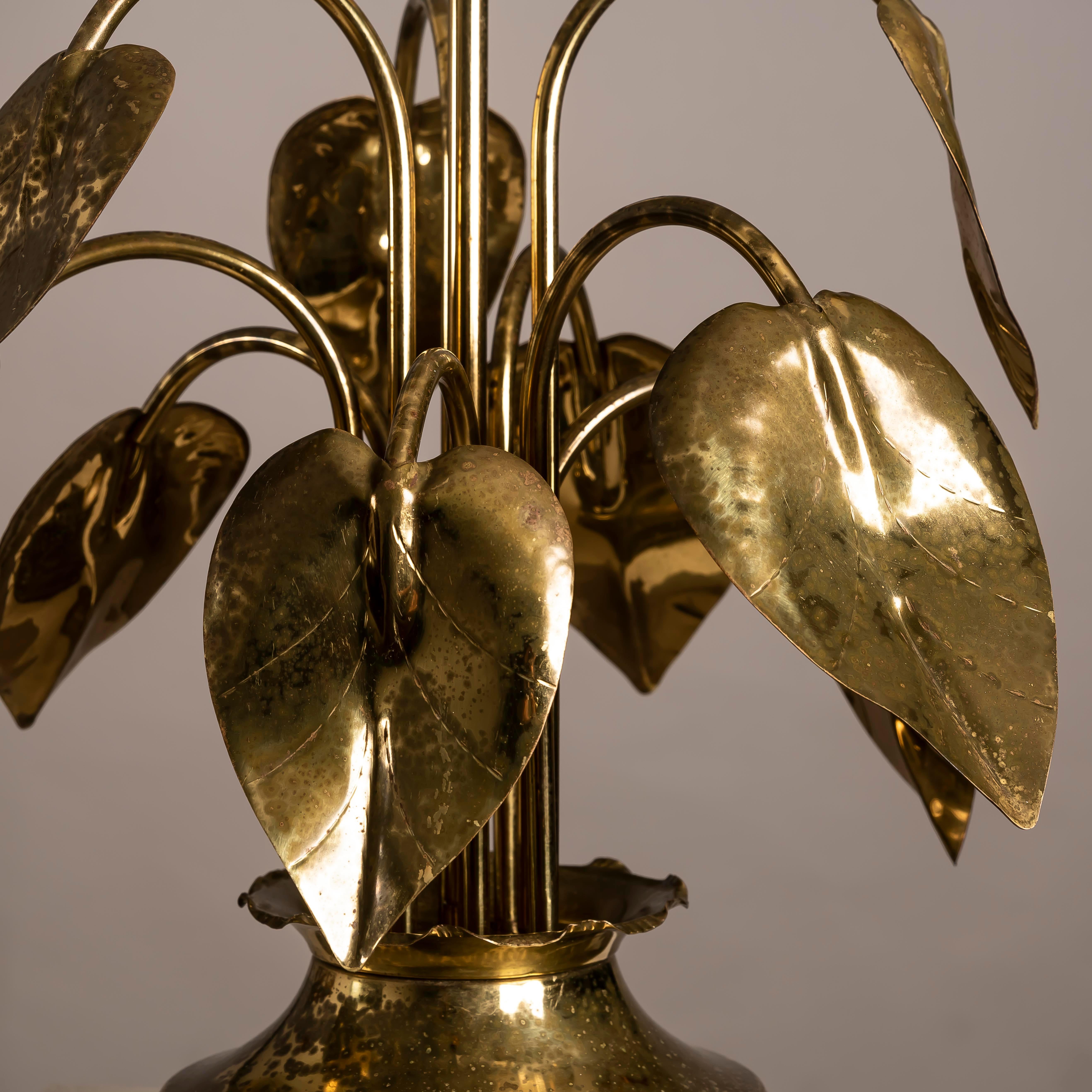 Italian Gilt Brass Table Lamp with Botanical Motif, 1970s in vendita 4