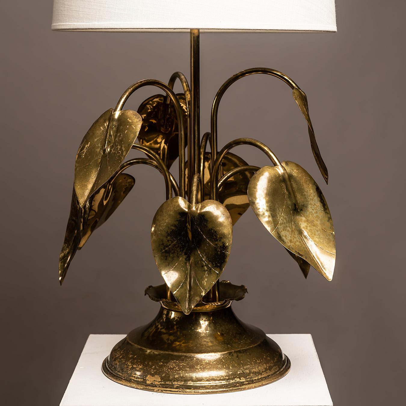 Hollywood Regency Italian Gilt Brass Table Lamp with Botanical Motif, 1970s in vendita
