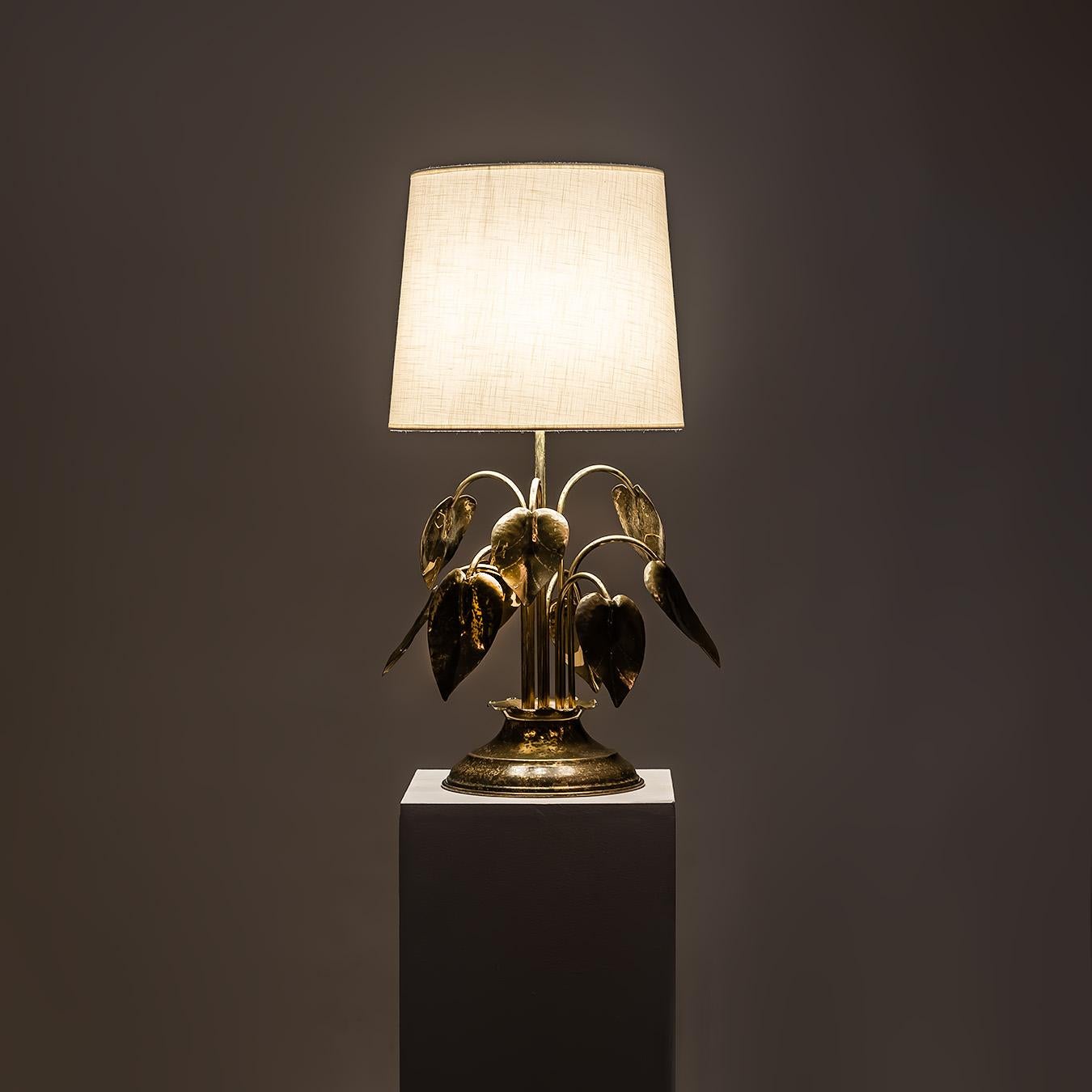 Italian Gilt Brass Table Lamp with Botanical Motif, 1970s In condizioni buone in vendita a BARCELONA, ES