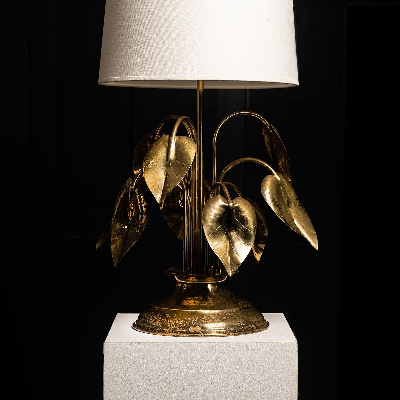 Italian Gilt Brass Table Lamp with Botanical Motif, 1970s in vendita 1