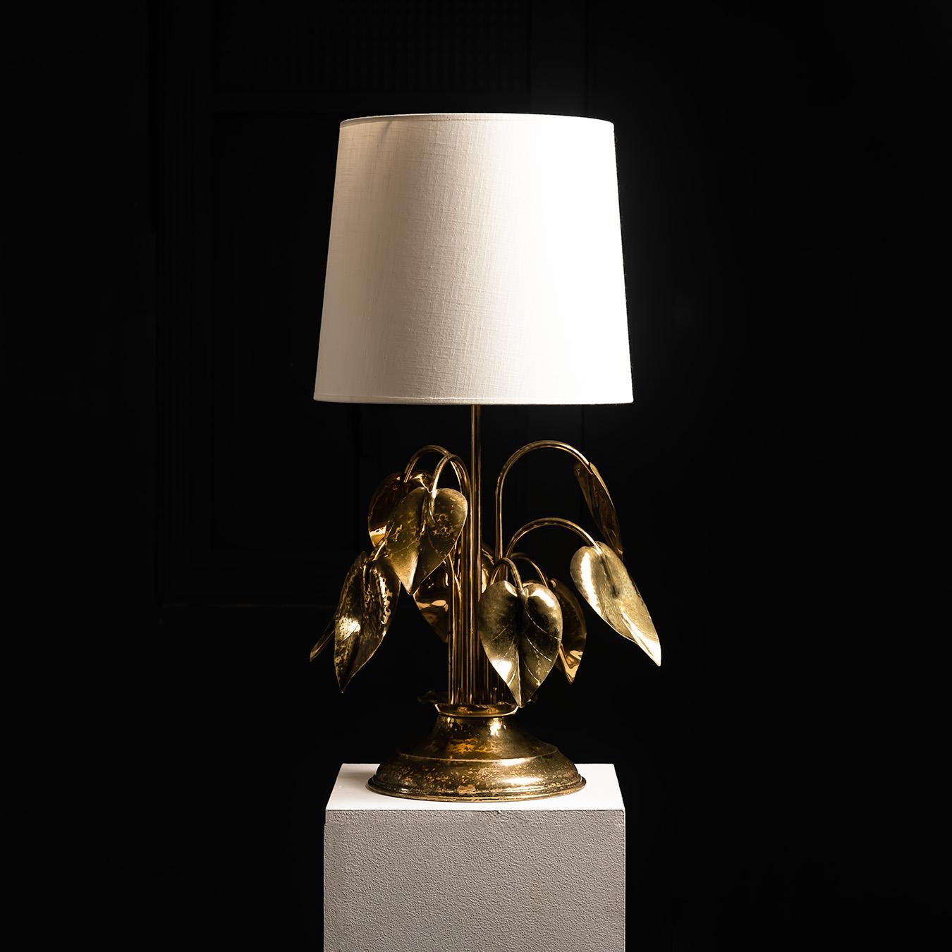 Italian Gilt Brass Table Lamp with Botanical Motif, 1970s in vendita 2