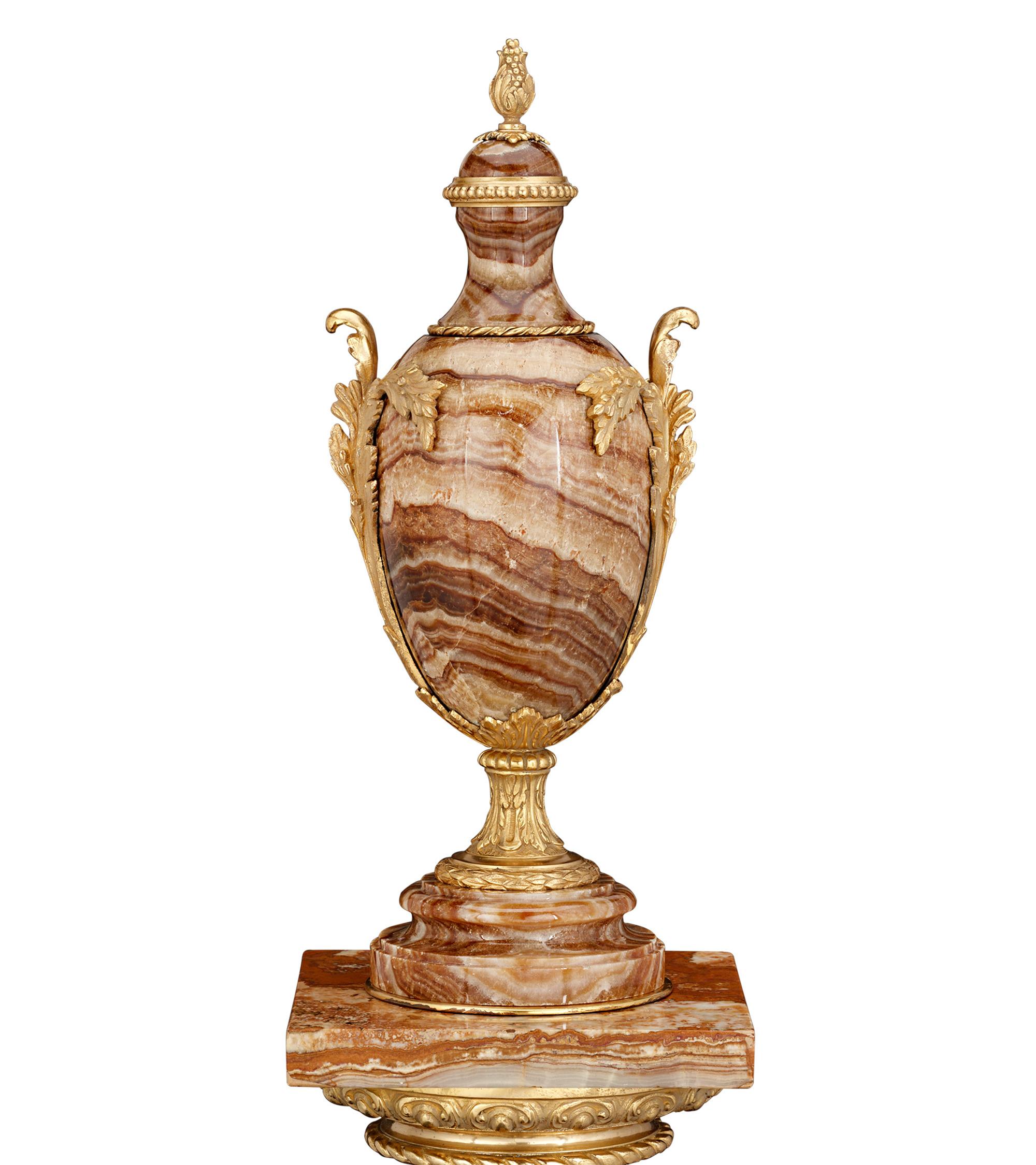 Doré Piédestal italien en bronze doré et marbre avec urne en vente