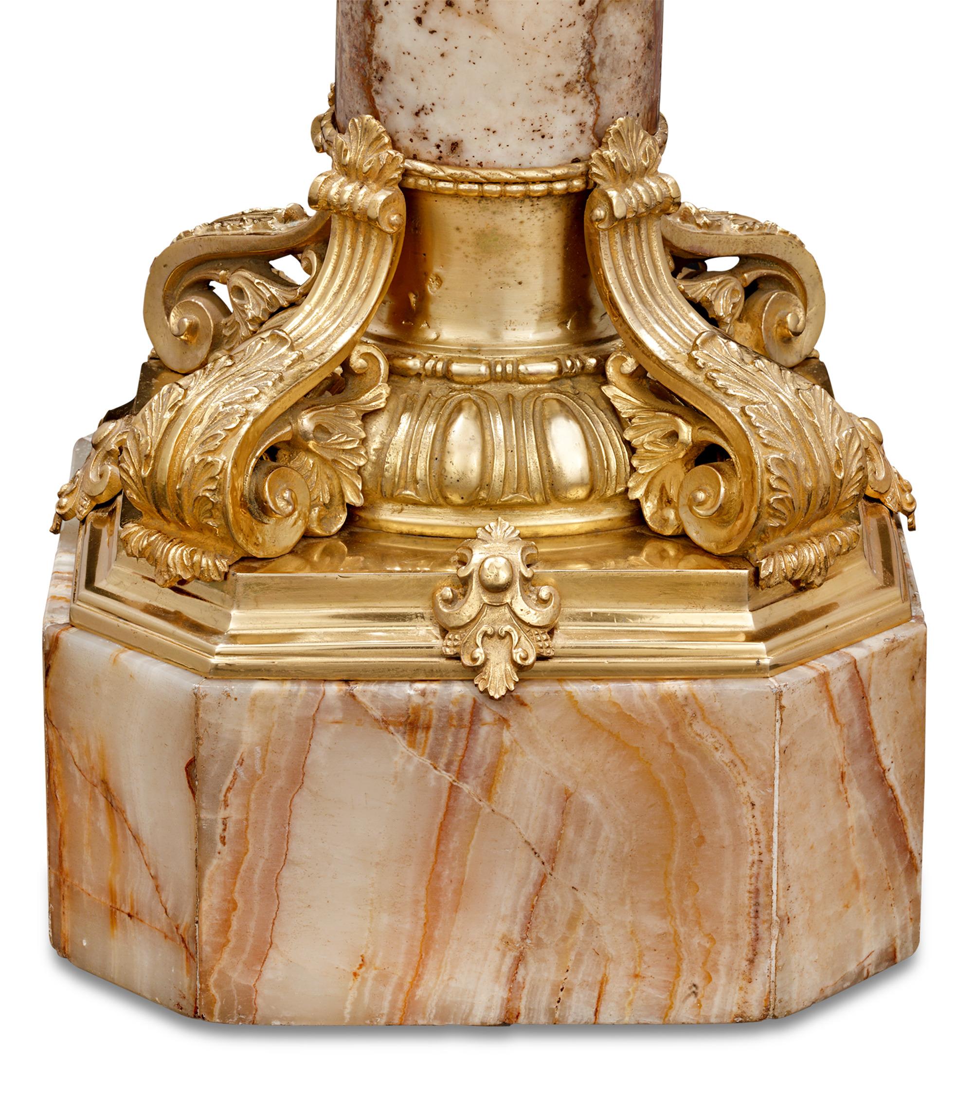 Dorato Piedistallo italiano in bronzo dorato e marmo con urna in vendita