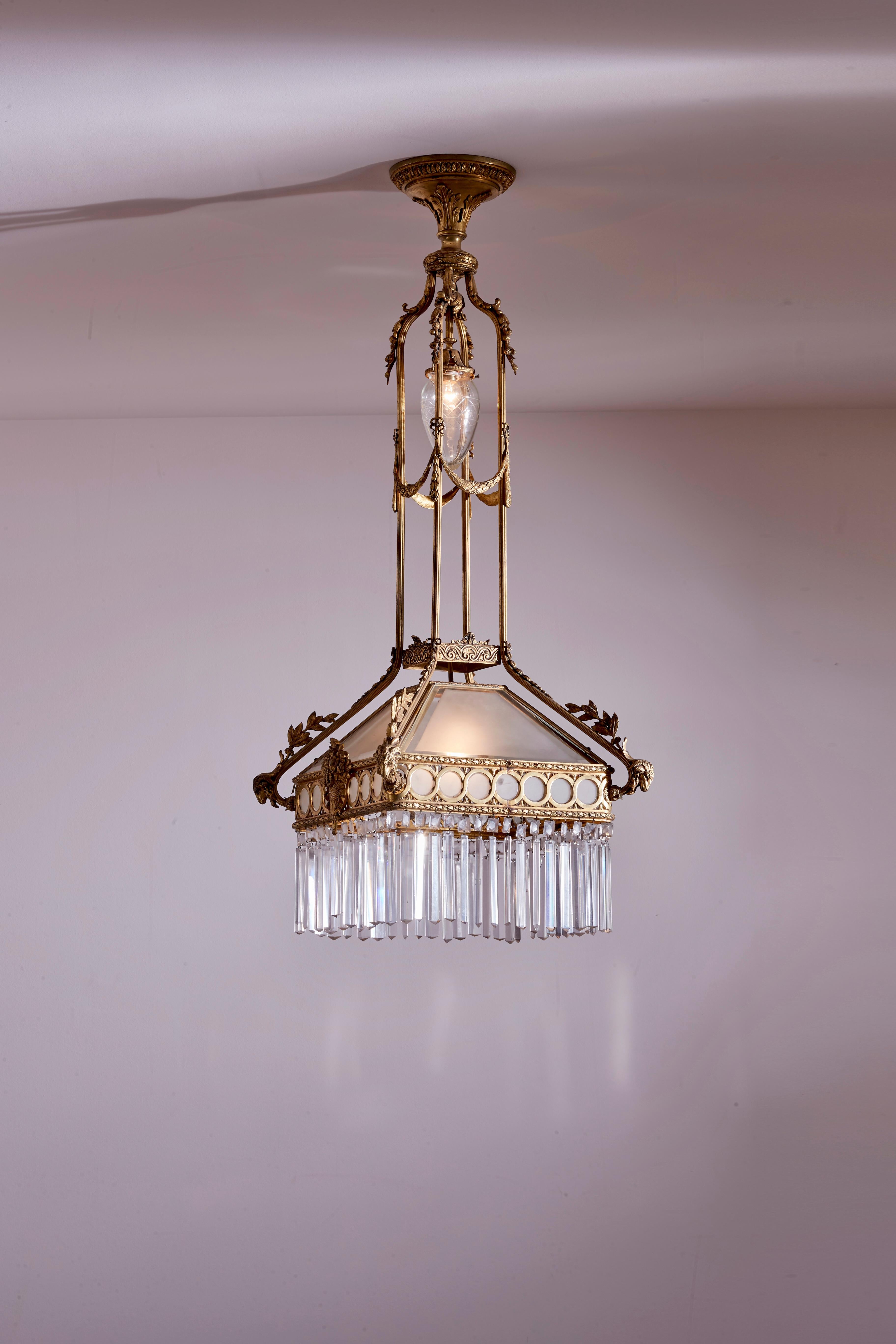 Grande lampadario in bronzo dorato, vetro e cristallo. Produzione italiana anni '1920.

Questo grandioso lampadario, dall'impressionante impatto visivo e dalla squisita fattura, risale all'epoca in cui l'avvento dell'illuminazione elettrica nelle