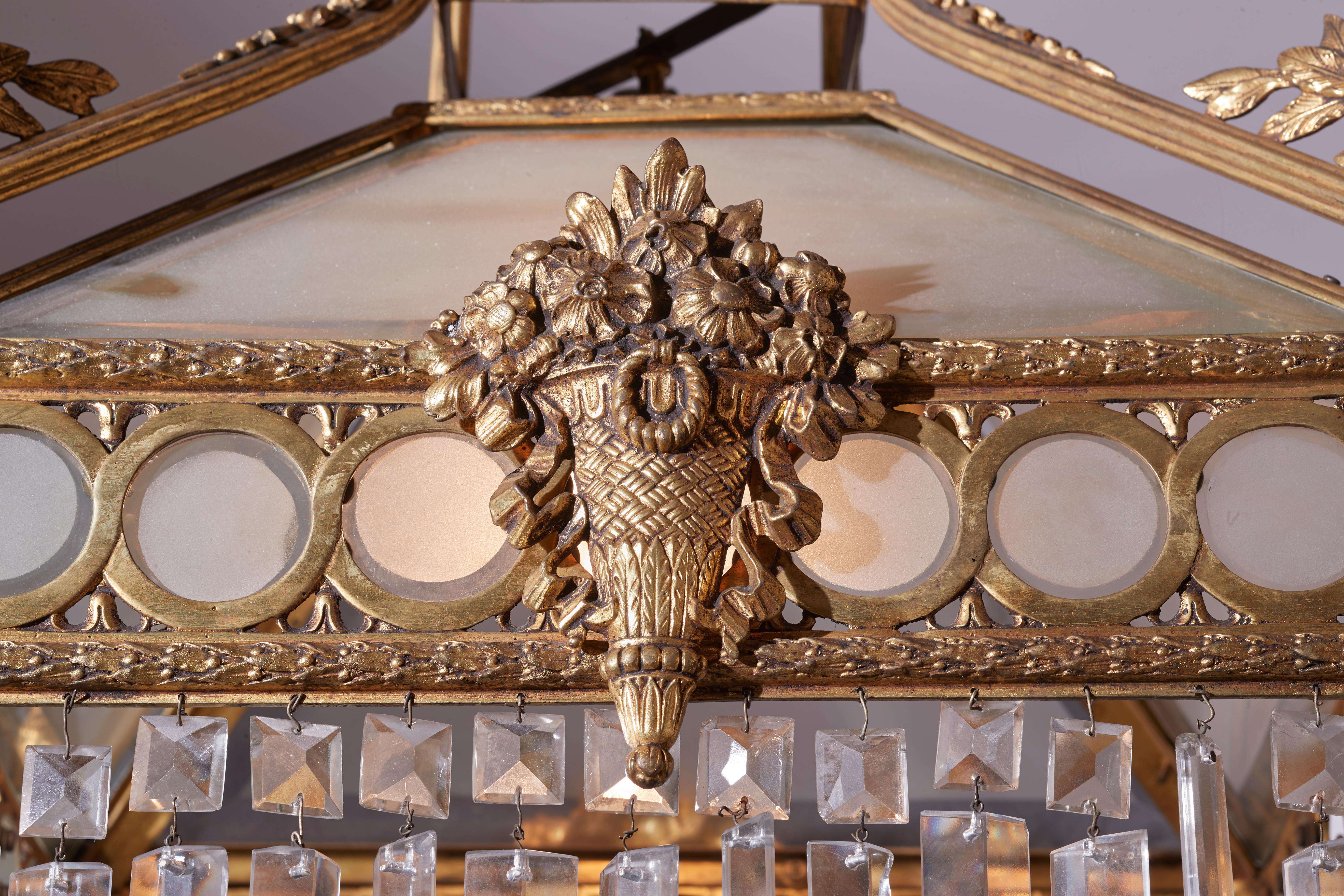 Art Déco Lampadario italiano in bronzo dorato con vetri e cristalli degli anni '20 in vendita