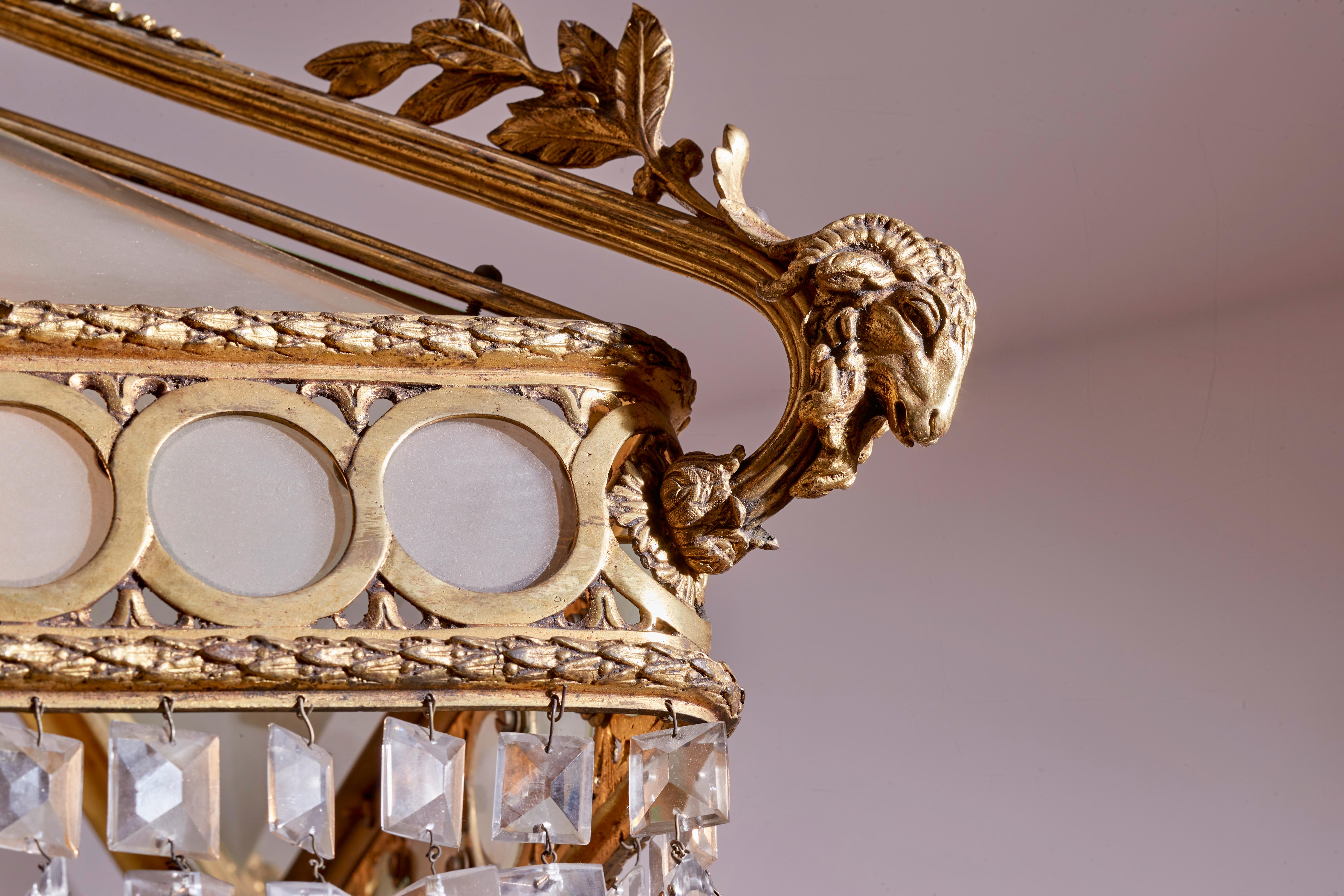 Italiano Lampadario italiano in bronzo dorato con vetri e cristalli degli anni '20 in vendita