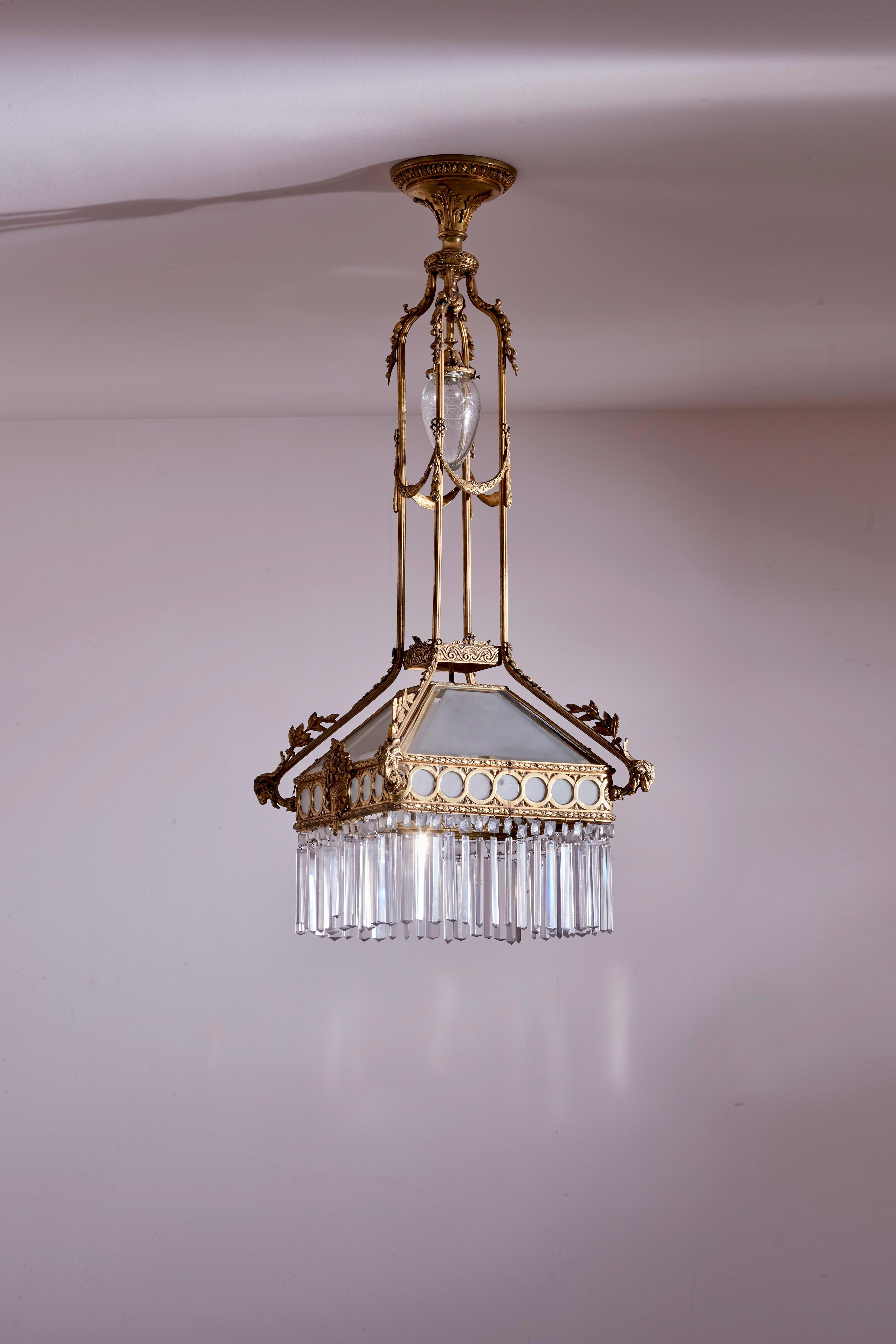 Dorato Lampadario italiano in bronzo dorato con vetri e cristalli degli anni '20 in vendita