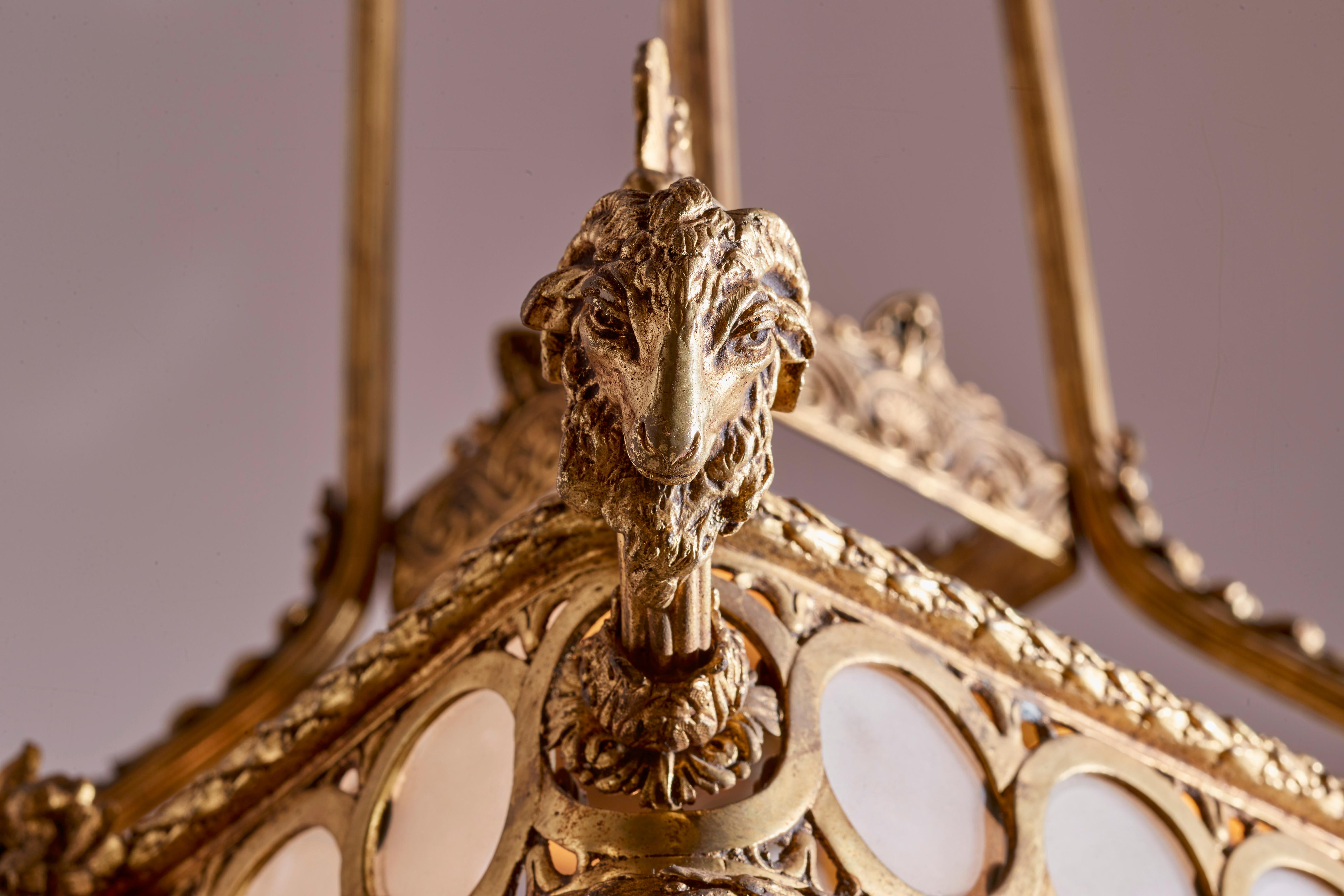 Inizio XX secolo Lampadario italiano in bronzo dorato con vetri e cristalli degli anni '20 in vendita