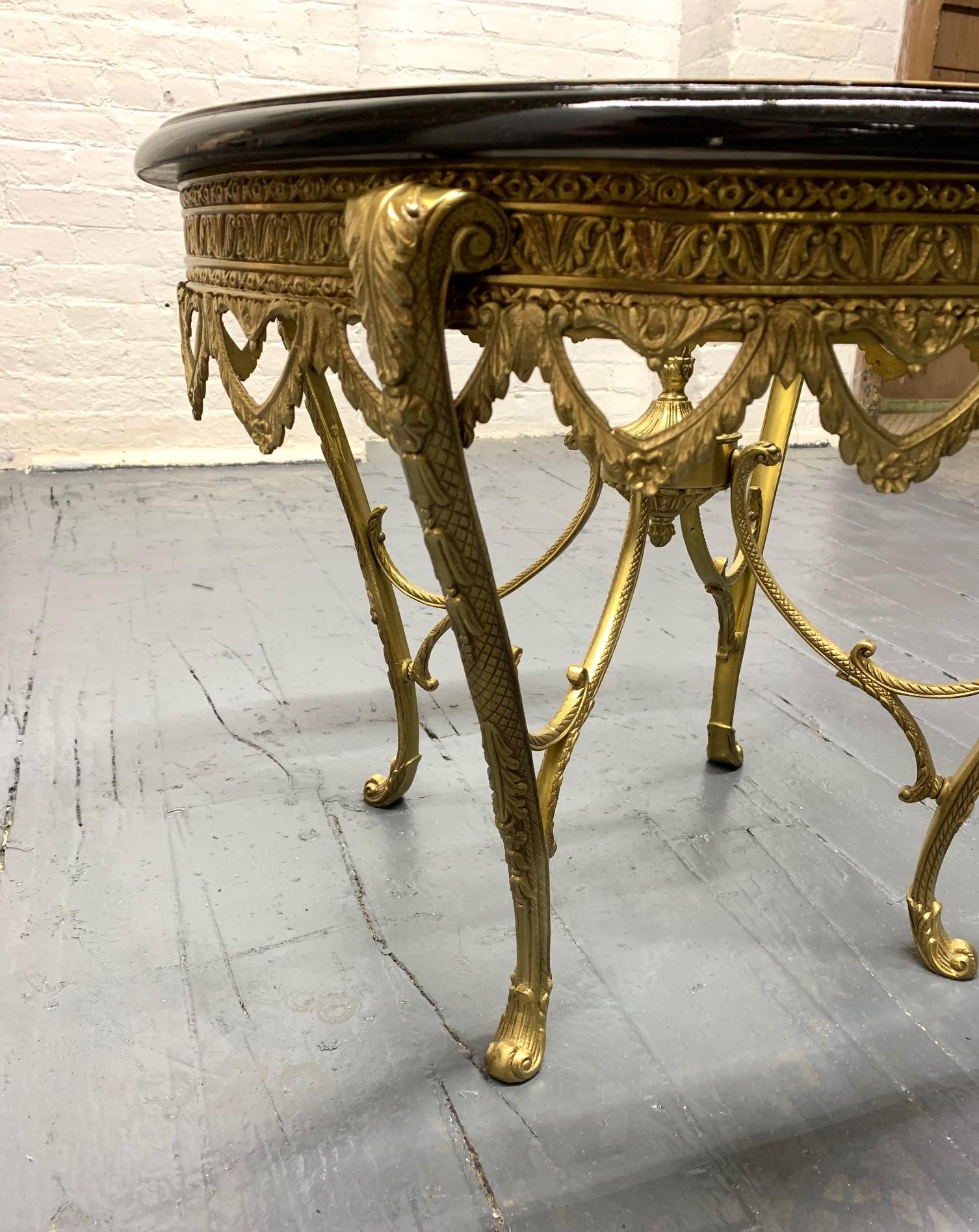 Italienischer Tisch aus vergoldeter Bronze mit ebonisierter Platte und Perlmutt-Intarsien (Vergoldet) im Angebot