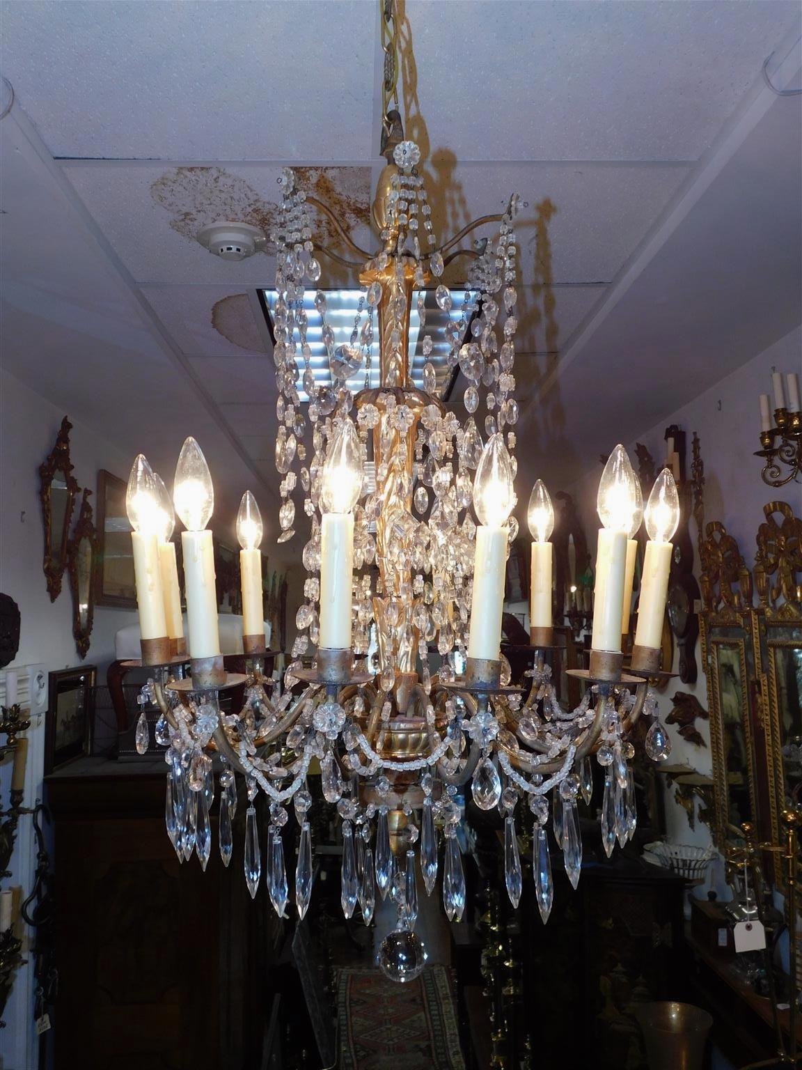 Italienischer Kronleuchter aus vergoldetem Holz und Kristall mit zehn hellen Bronzearmen. Ursprünglich mit Kerzen betrieben, wurde es elektrifiziert. Spätes 18. Jahrhundert