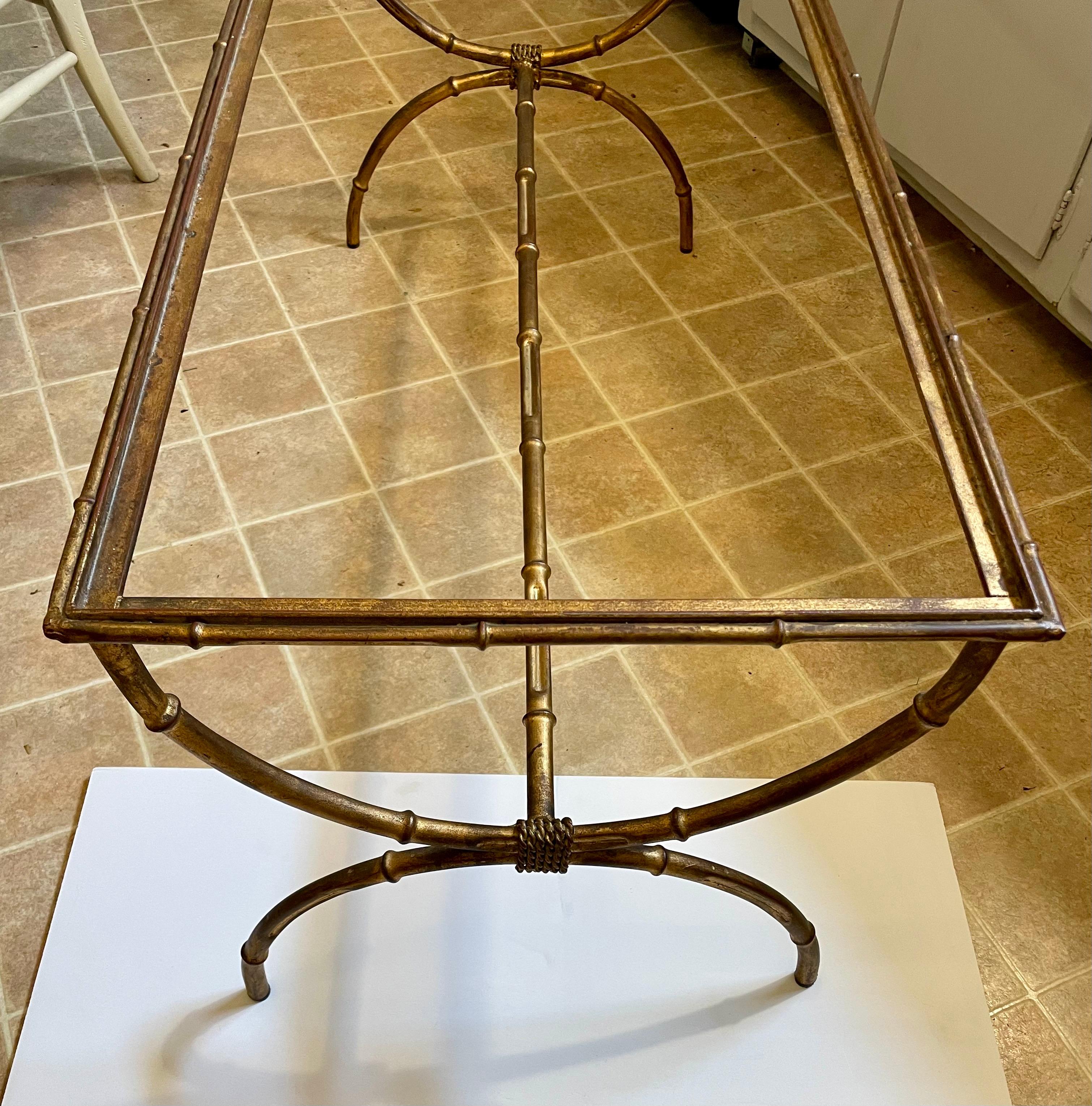 Doré Table basse italienne en faux bambou doré et verre en vente