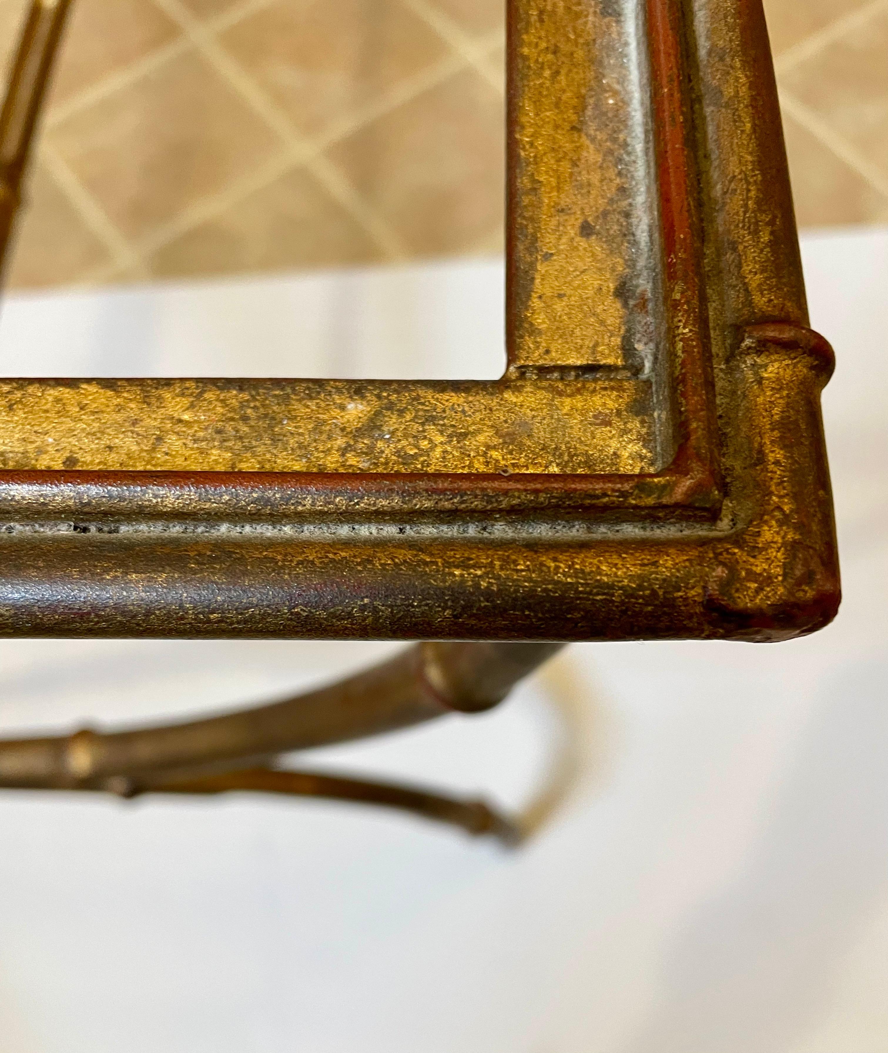 20ième siècle Table basse italienne en faux bambou doré et verre en vente