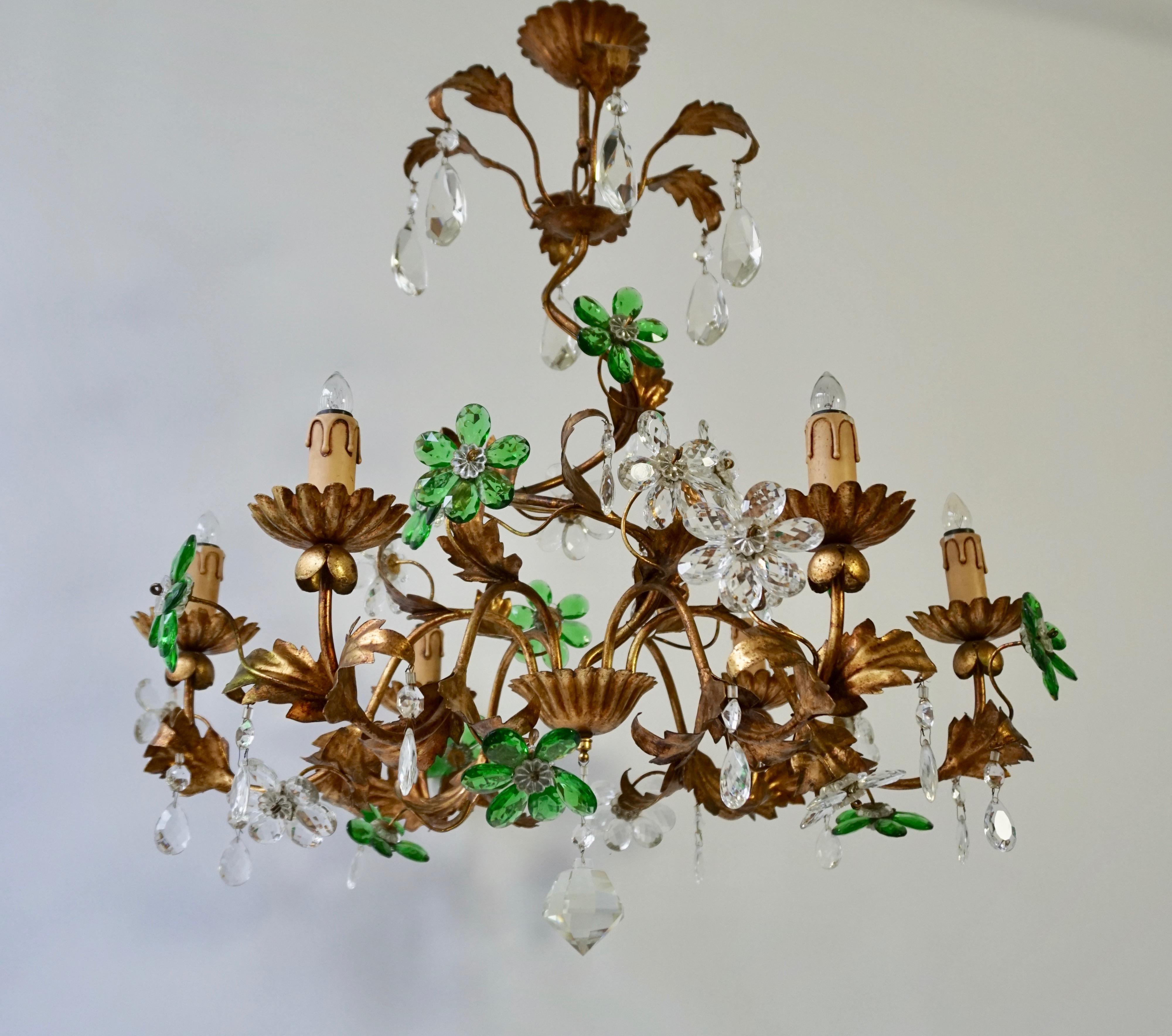 Italienischer vergoldeter Kronleuchter im floralen Design mit grünen und transparenten Glasblumen (Hollywood Regency) im Angebot