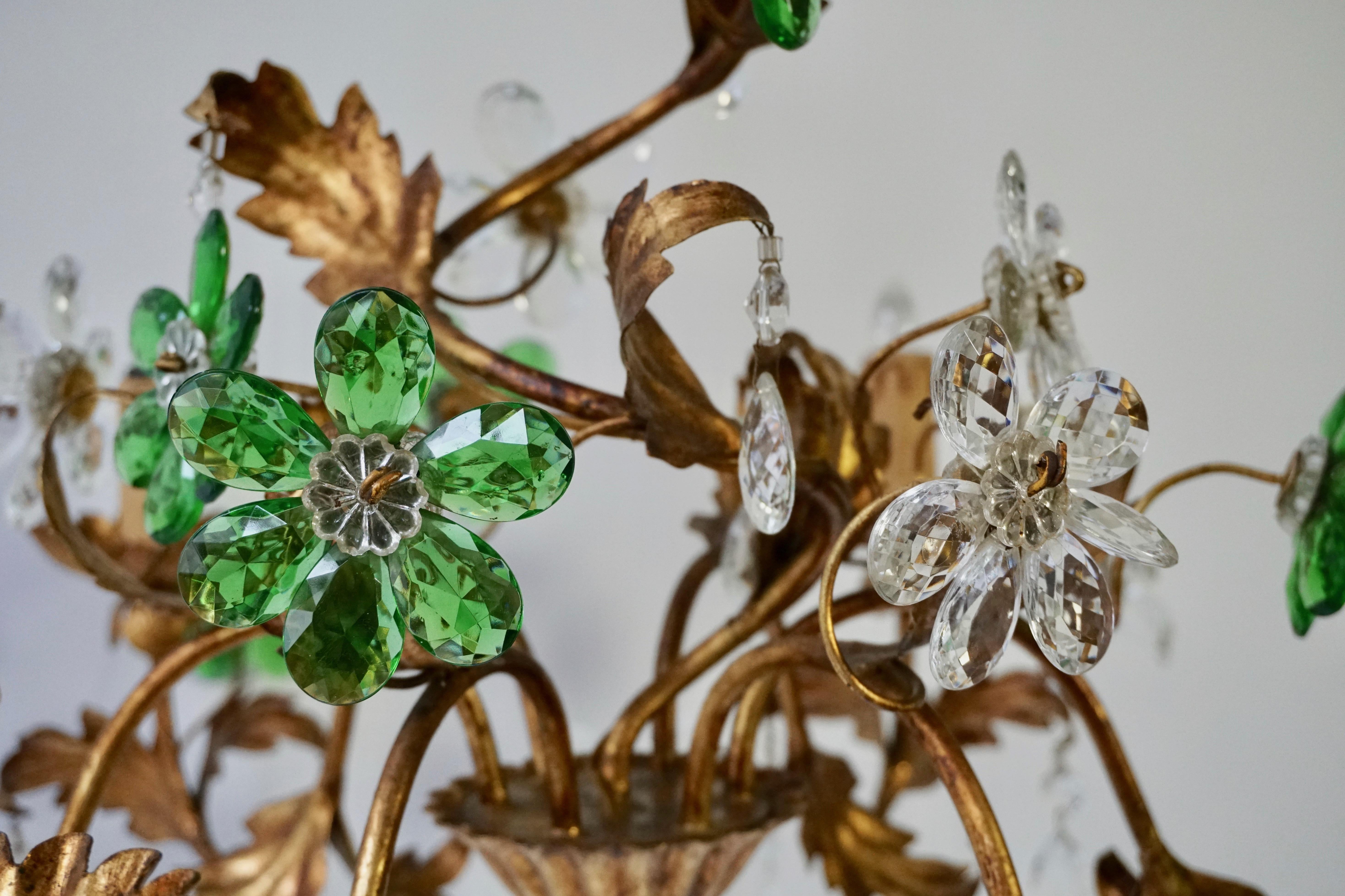 Italienischer vergoldeter Kronleuchter im floralen Design mit grünen und transparenten Glasblumen (20. Jahrhundert) im Angebot
